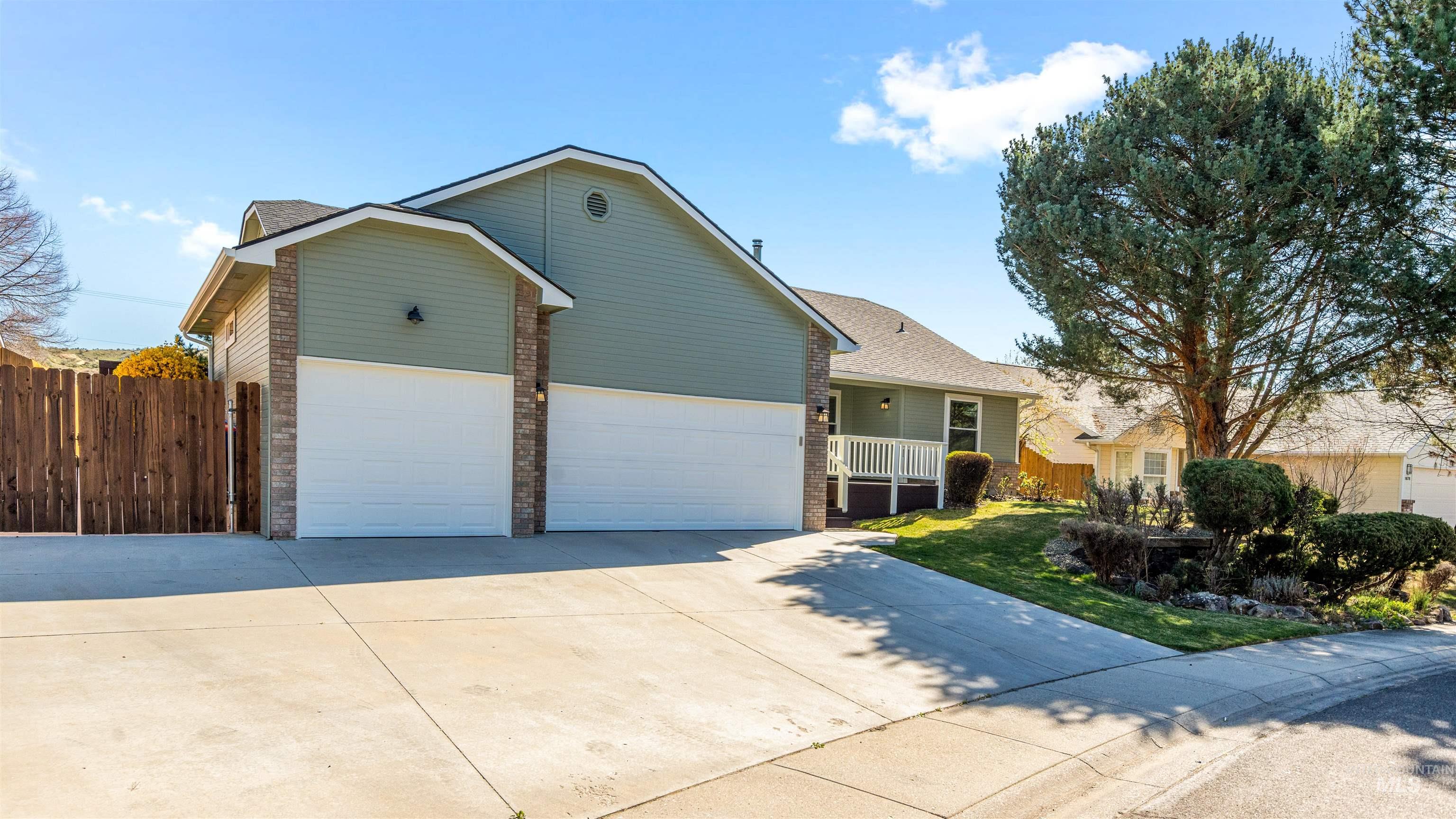 1700 N trail creek way, Eagle, Idaho 83616, 5 Bedrooms, 2 Bathrooms, Residential For Sale, Price $589,900, 98979674