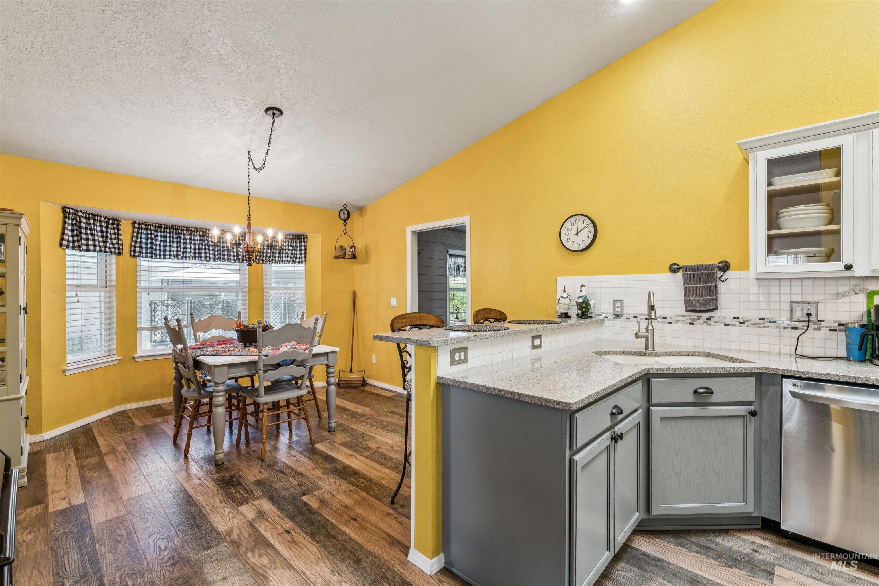 517 N Stratford St, Nampa, Idaho 83651, 2 Bedrooms, 2 Bathrooms, Residential For Sale, Price $269,900, 98979682