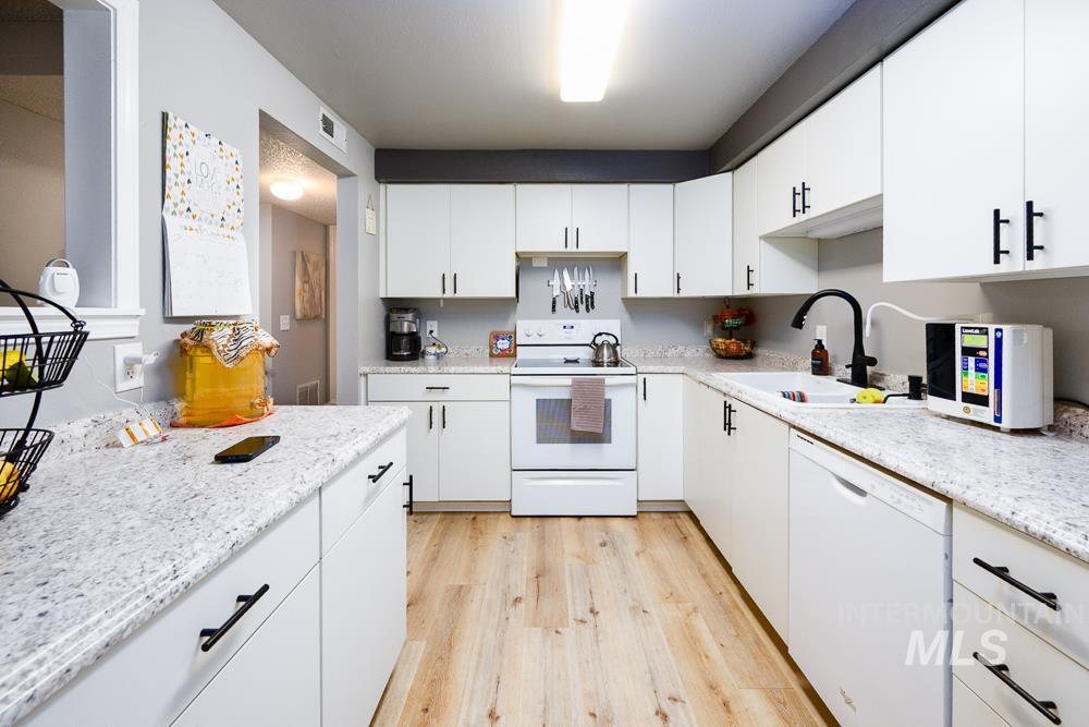 3687 S Gekeler, Boise, Idaho 83706, 2 Bedrooms, 2 Bathrooms, Residential For Sale, Price $315,000, 98979686