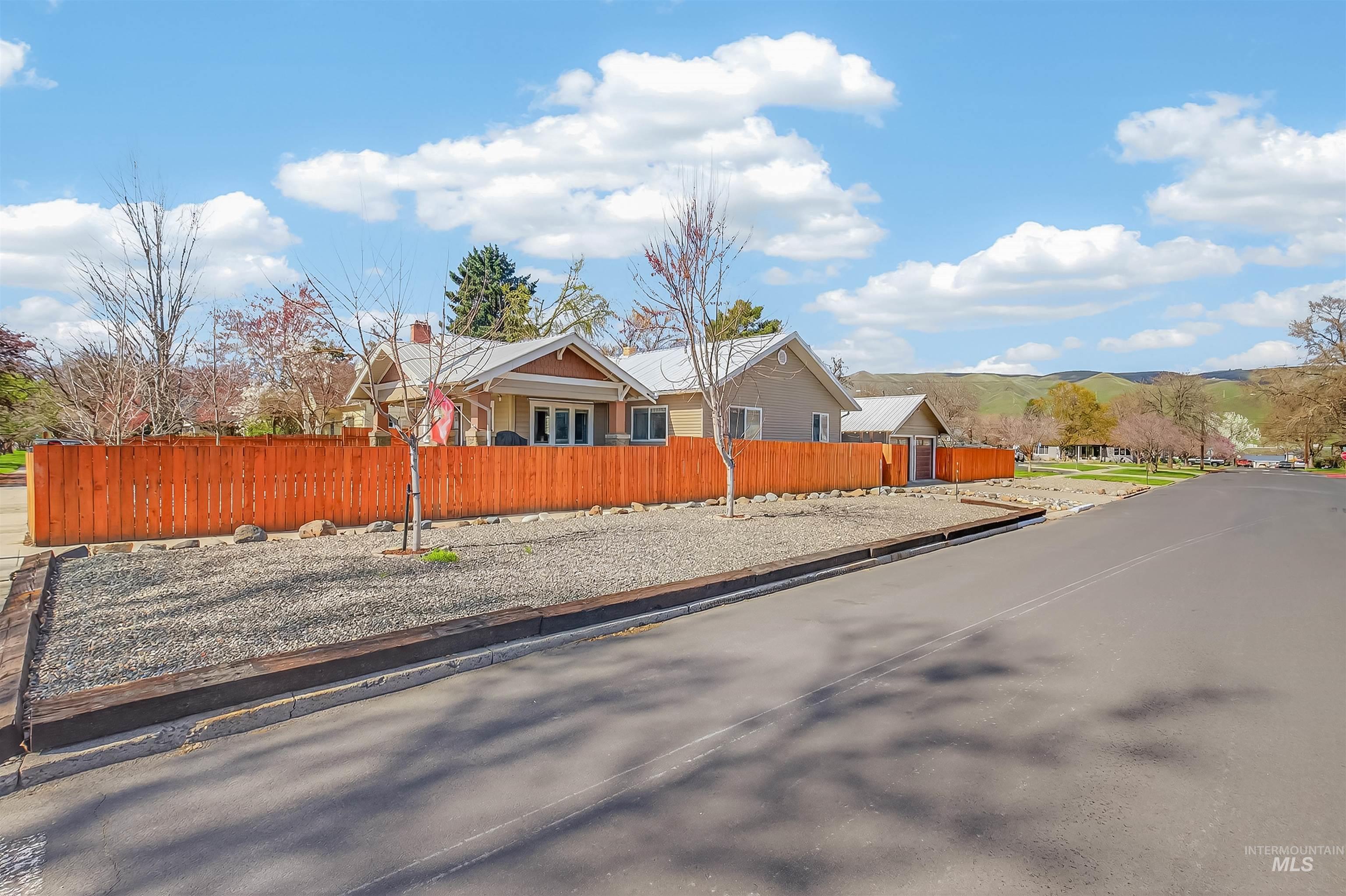 1025 10th Ave, Lewiston, Idaho 83501, 4 Bedrooms, 3 Bathrooms, Residential For Sale, Price $369,000, 98979696