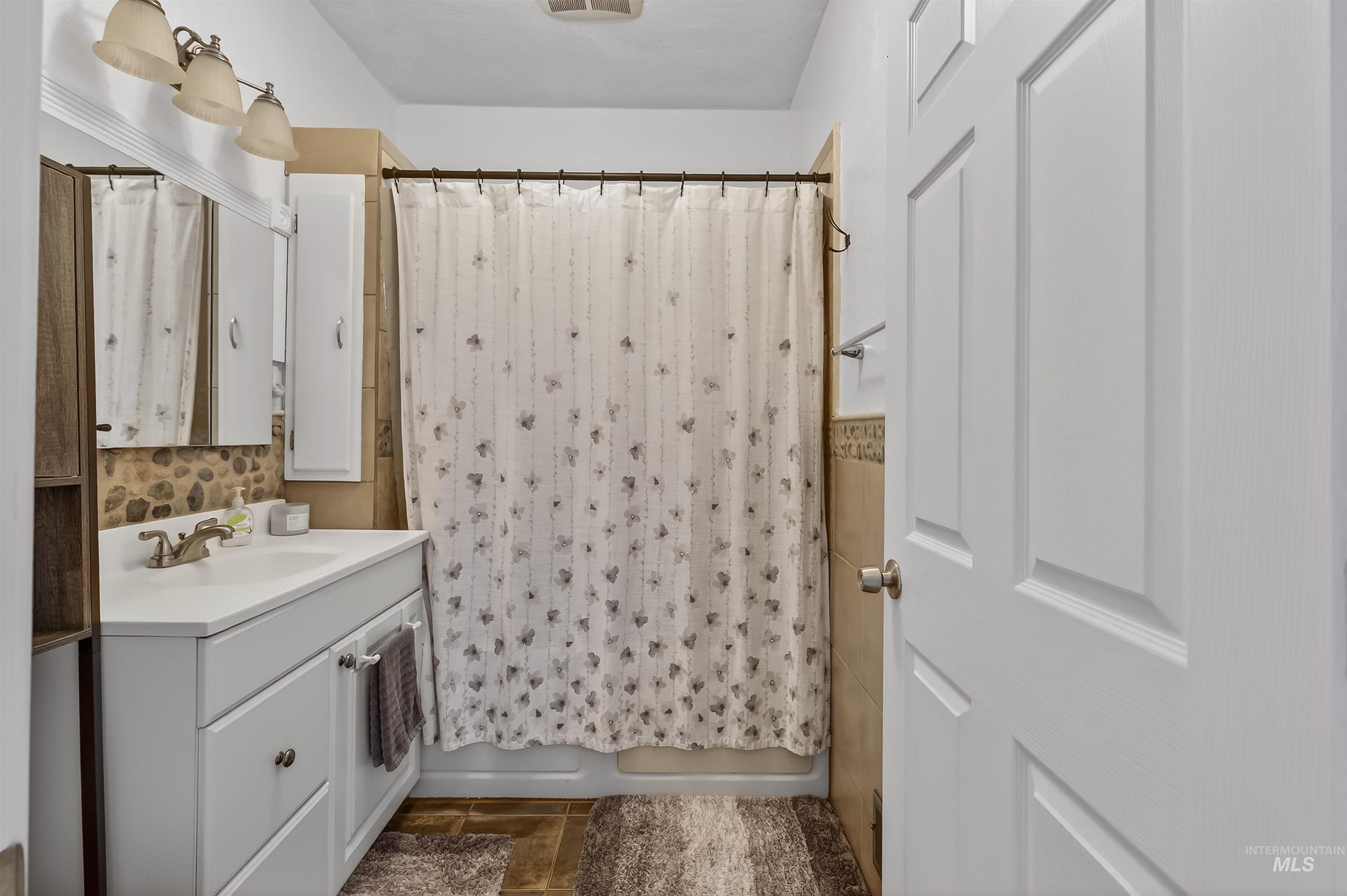 1025 10th Ave, Lewiston, Idaho 83501, 4 Bedrooms, 3 Bathrooms, Residential For Sale, Price $369,000, 98979696