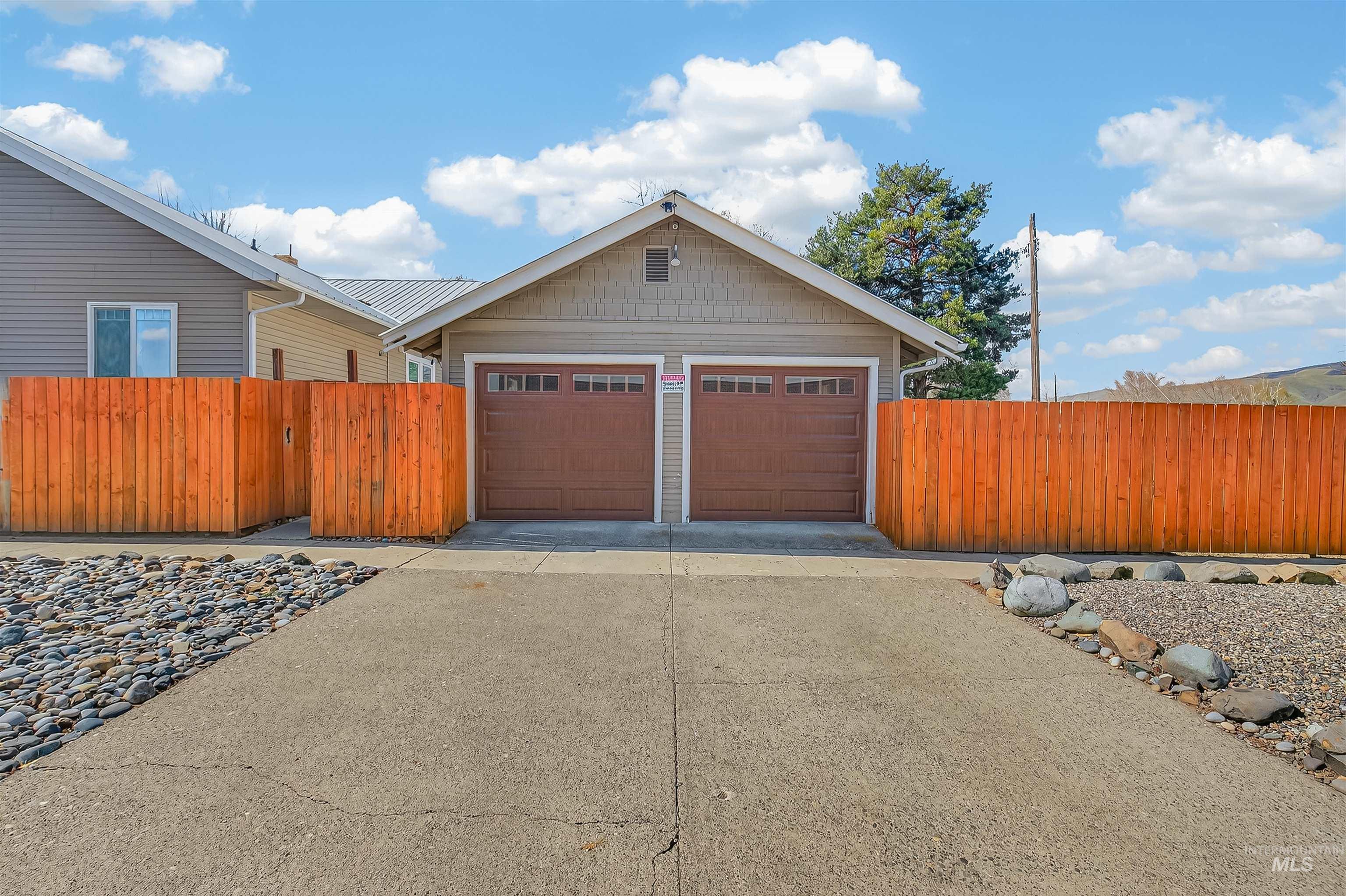 1025 10th Ave, Lewiston, Idaho 83501, 4 Bedrooms, 3 Bathrooms, Residential For Sale, Price $369,000, 98979696