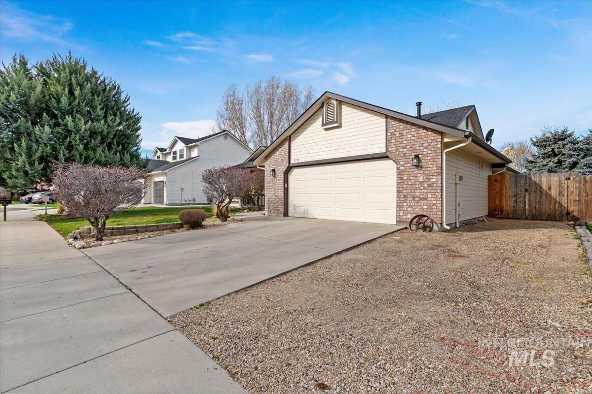 2723 N Wolverine, Meridian, Idaho 83646, 3 Bedrooms, 2 Bathrooms, Residential For Sale, Price $424,900,MLS 98979697
