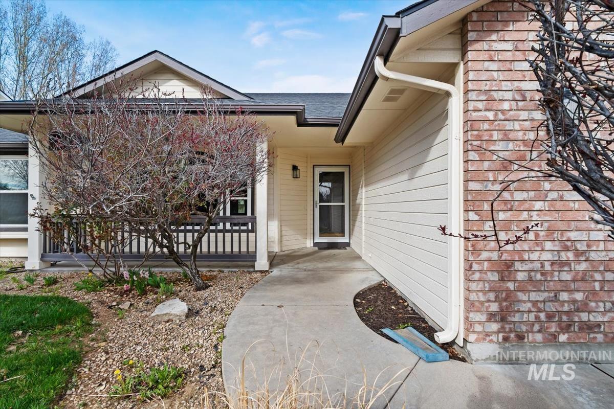 2723 N Wolverine, Meridian, Idaho 83646, 3 Bedrooms, 2 Bathrooms, Residential For Sale, Price $424,900,MLS 98979697