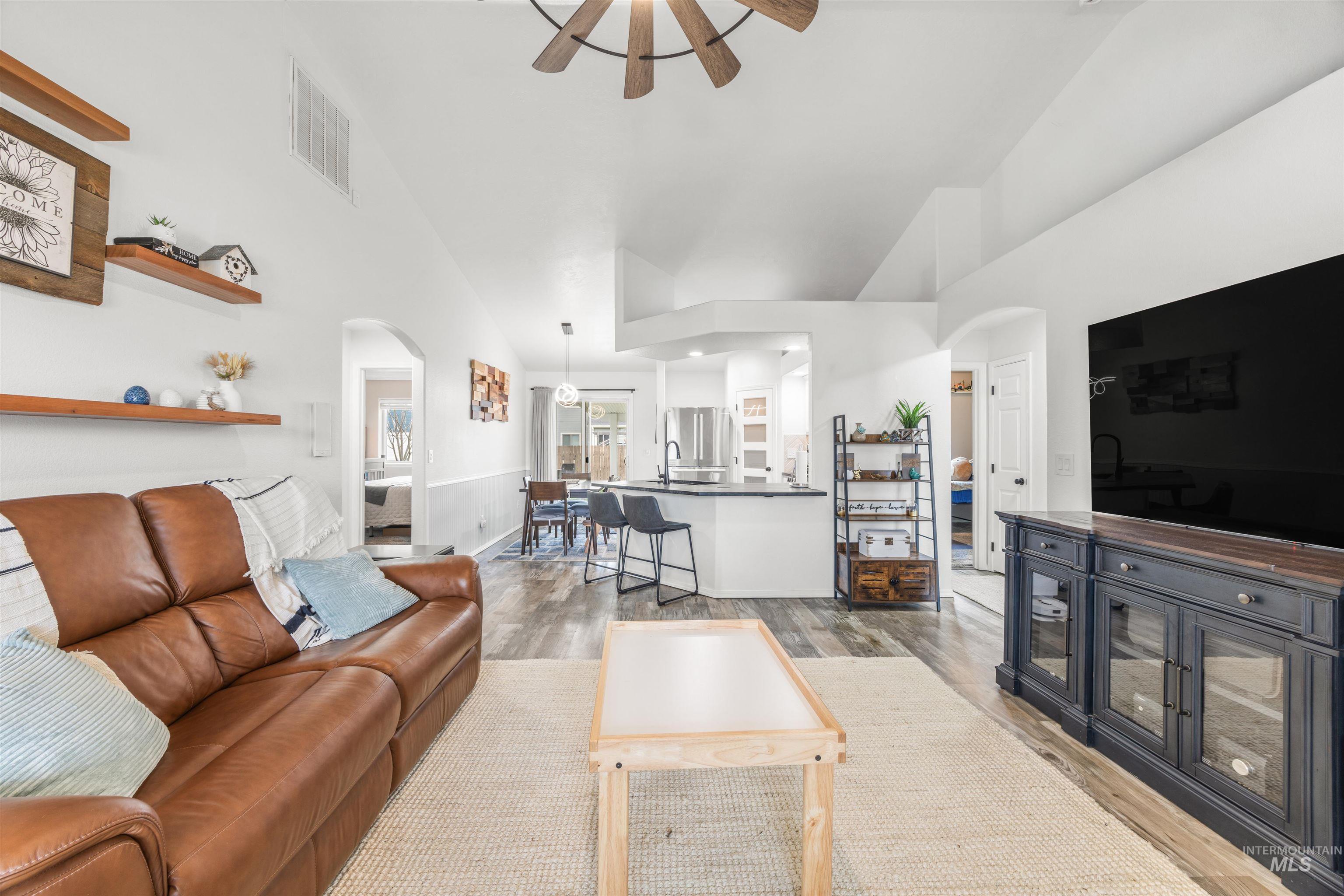 343 E Joshua Tree, Meridian, Idaho 83646, 3 Bedrooms, 2 Bathrooms, Residential For Sale, Price $425,000,MLS 98979710