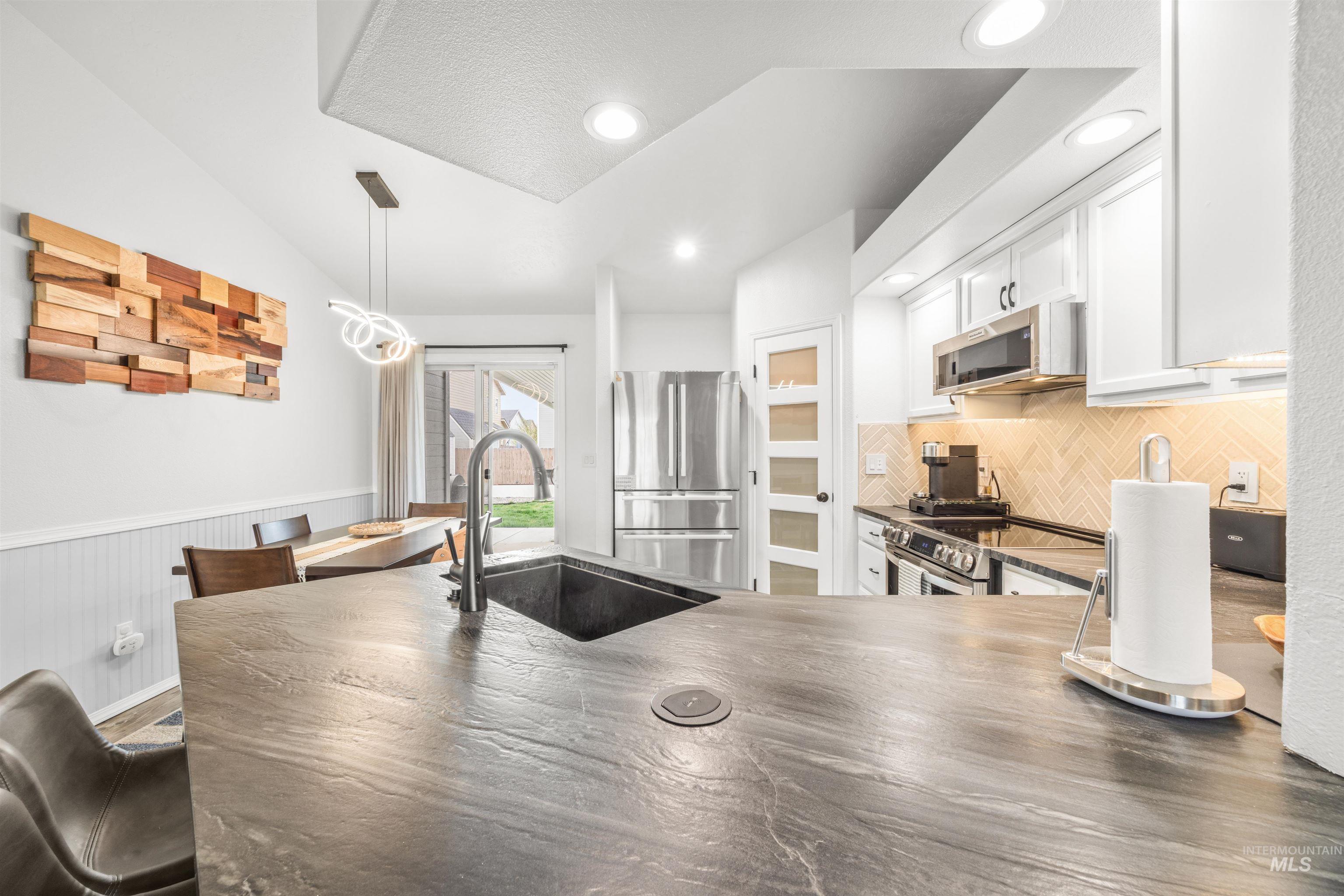 343 E Joshua Tree, Meridian, Idaho 83646, 3 Bedrooms, 2 Bathrooms, Residential For Sale, Price $425,000,MLS 98979710