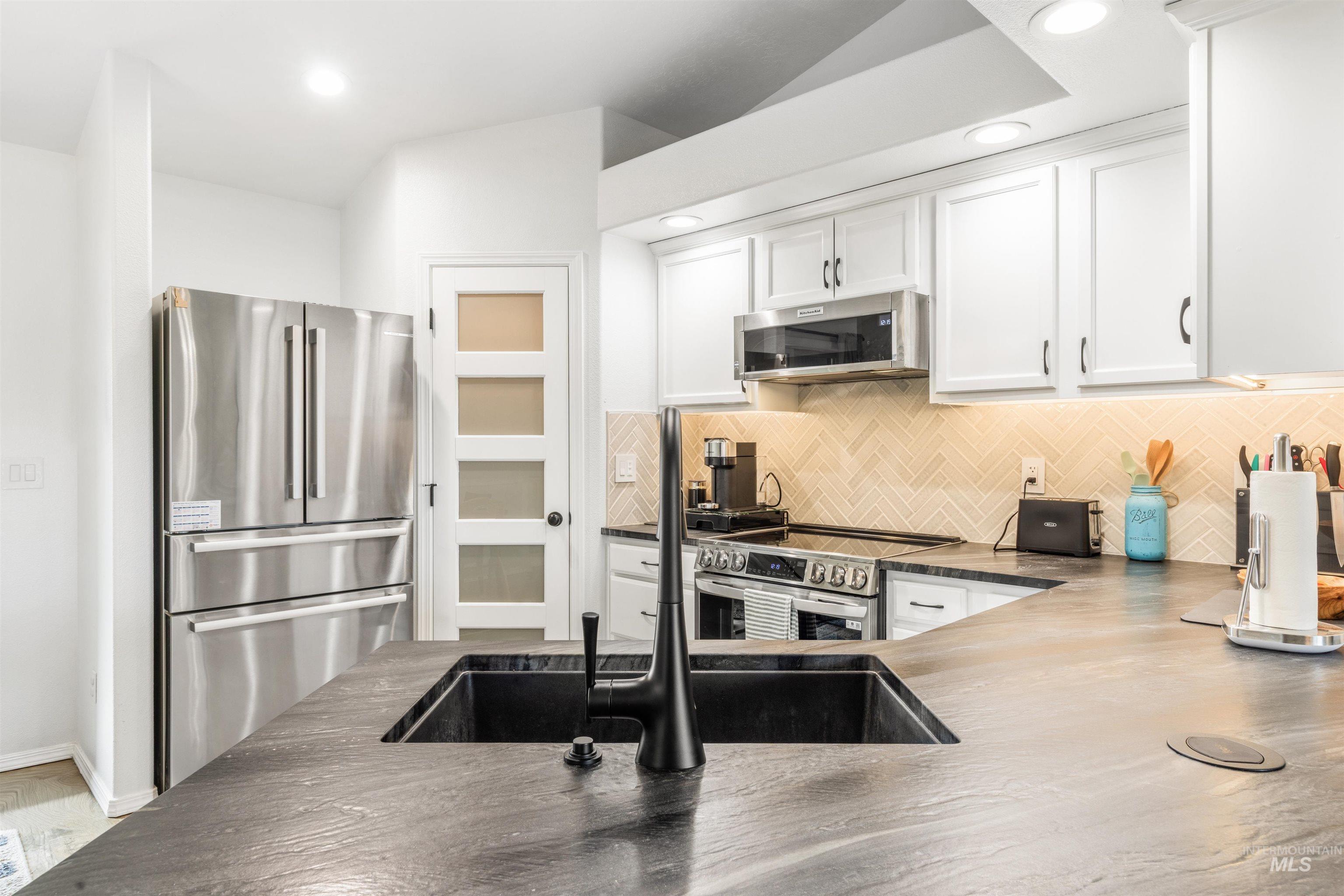 343 E Joshua Tree, Meridian, Idaho 83646, 3 Bedrooms, 2 Bathrooms, Residential For Sale, Price $425,000,MLS 98979710