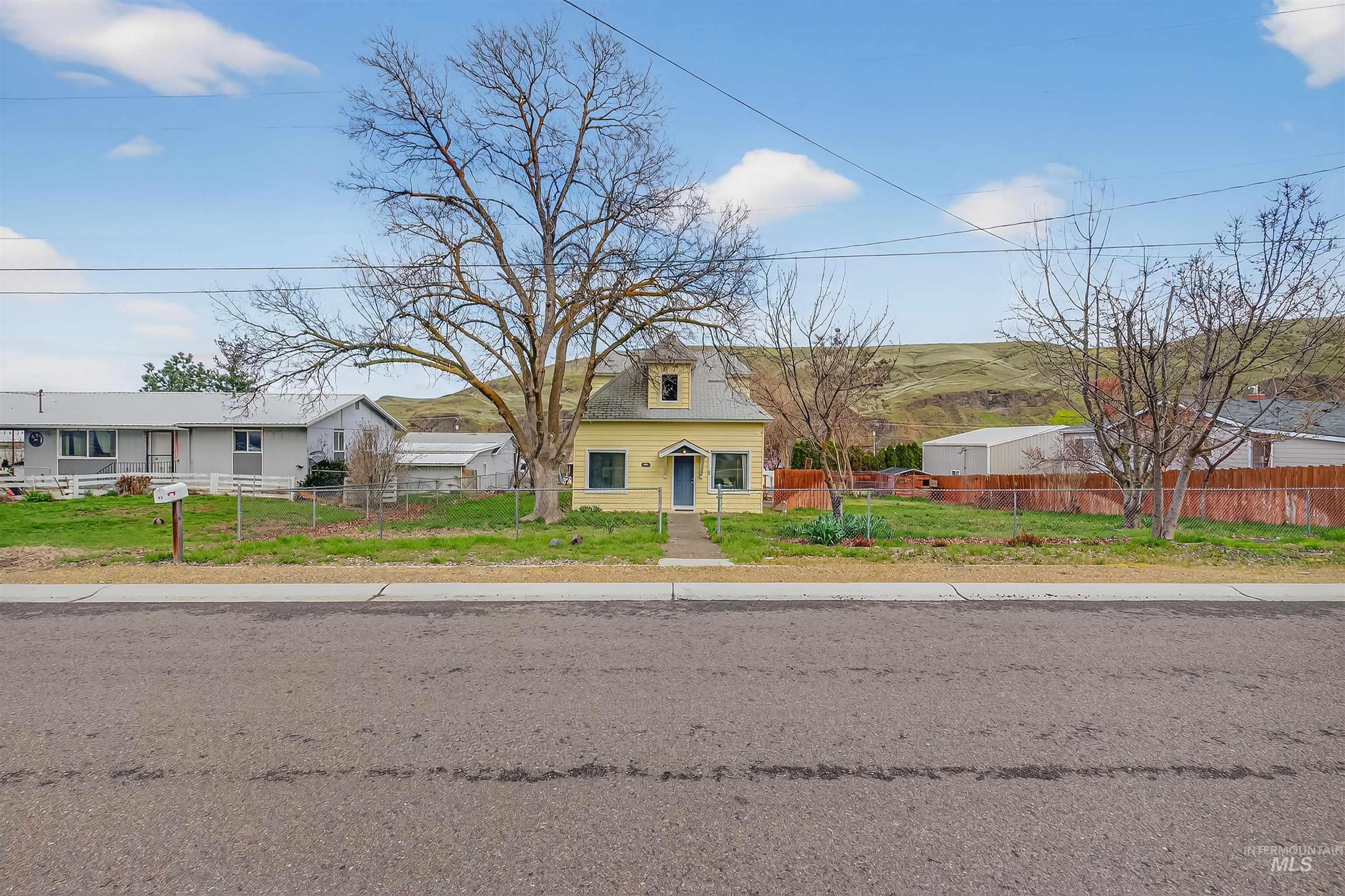 815 2nd Street, Asotin, Washington 99402, 4 Bedrooms, 2 Bathrooms, Residential For Sale, Price $329,000, 98979712