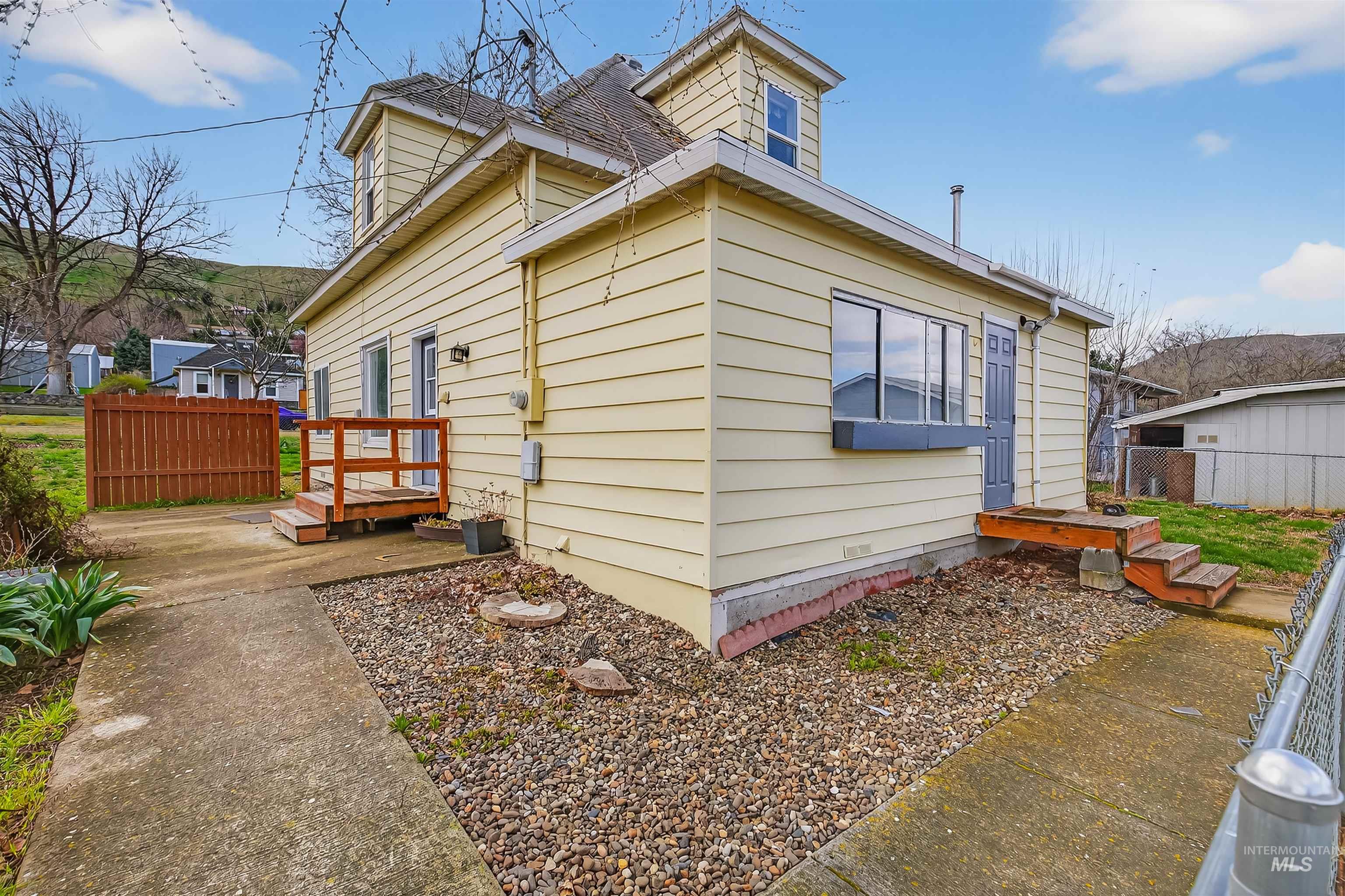 815 2nd Street, Asotin, Washington 99402, 4 Bedrooms, 2 Bathrooms, Residential For Sale, Price $329,000, 98979712