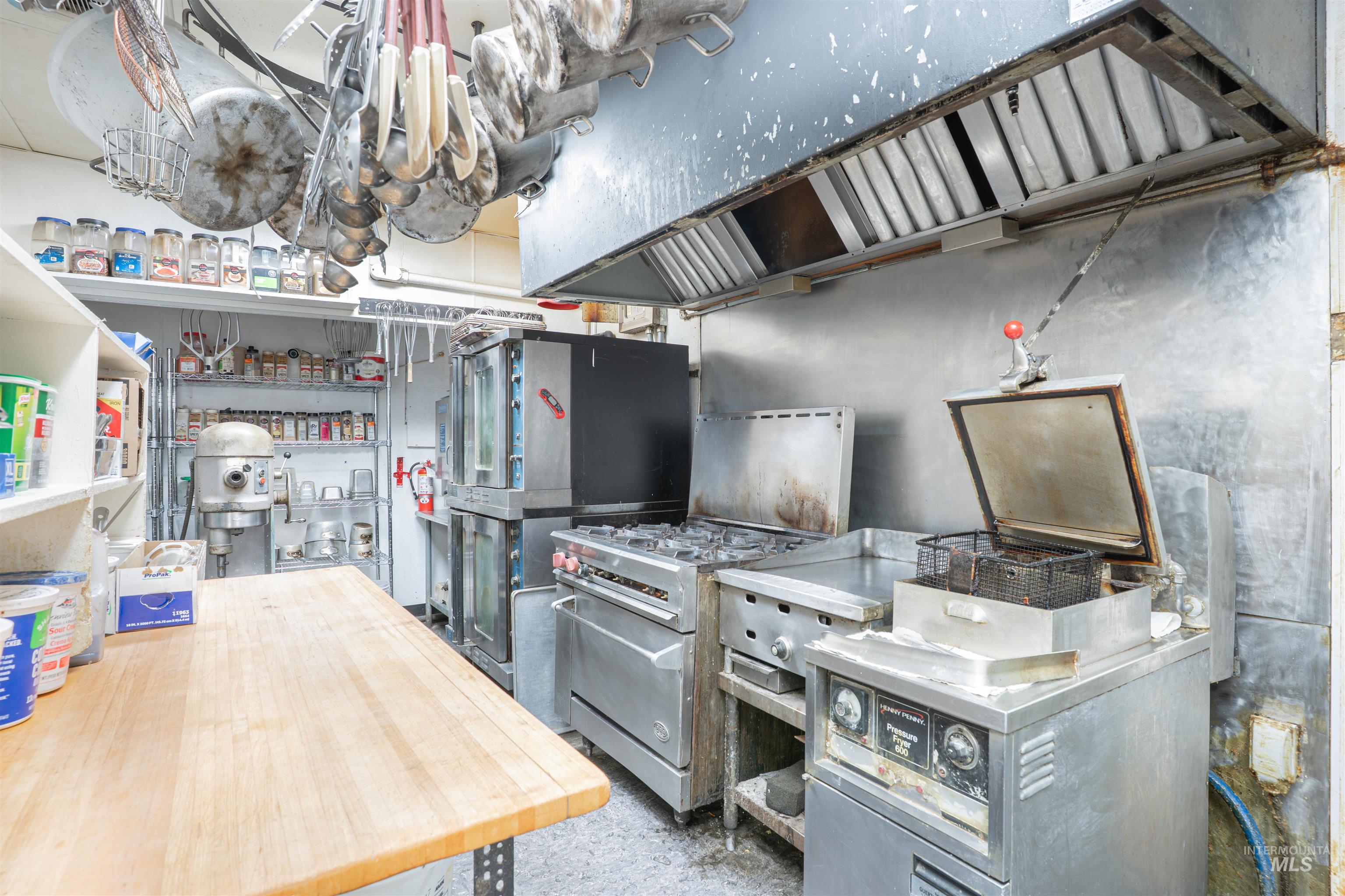 545 Shoshone St S, Twin Falls, Idaho 83301-6004, 6 Rooms, Business/Commercial For Sale, Price $1,293,000,MLS 98979717