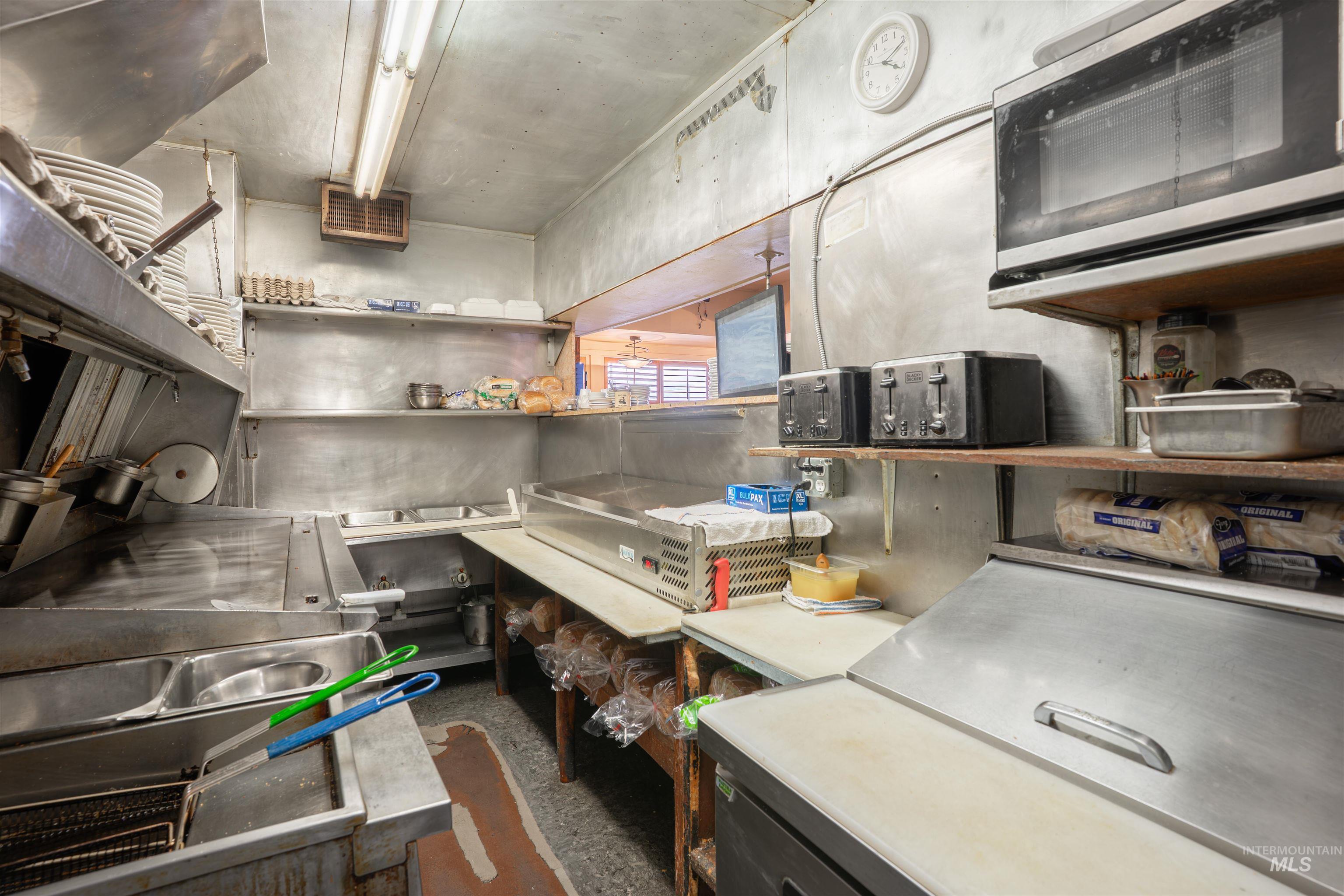 545 Shoshone St S, Twin Falls, Idaho 83301-6004, 6 Rooms, Business/Commercial For Sale, Price $1,293,000,MLS 98979717