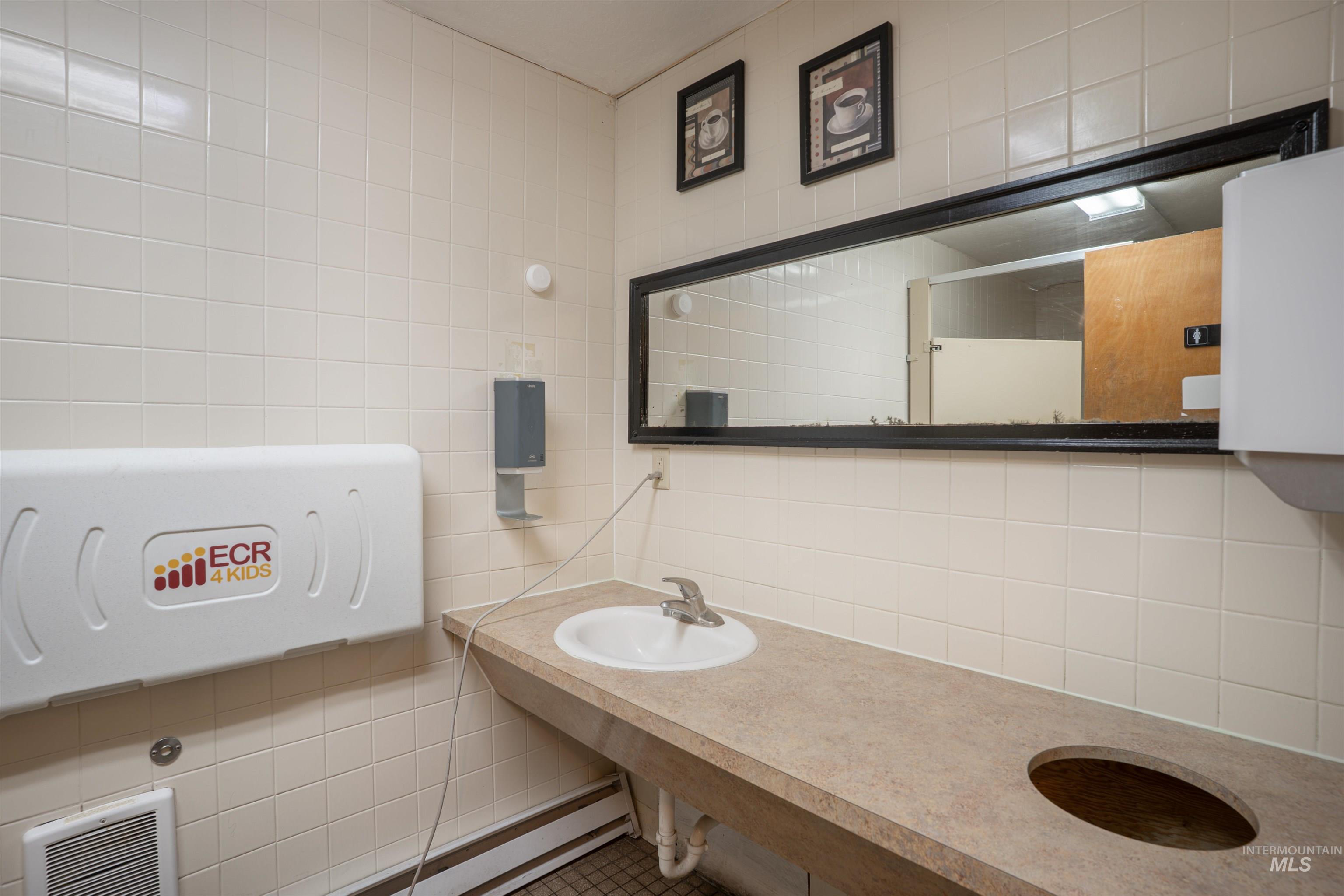 545 Shoshone St S, Twin Falls, Idaho 83301-6004, 6 Rooms, Business/Commercial For Sale, Price $1,293,000,MLS 98979717