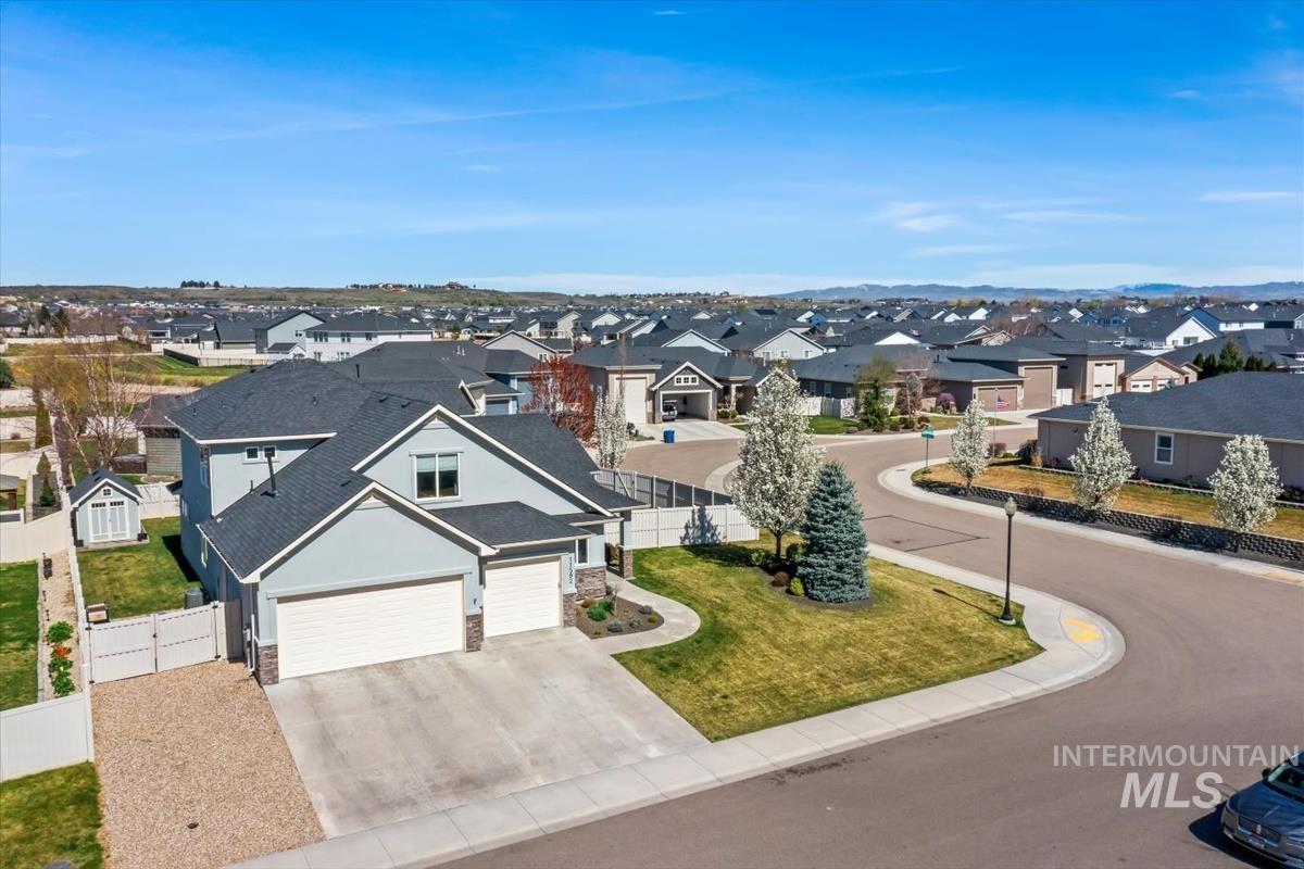 11592 W Shortcreek, Star, Idaho 83669, 4 Bedrooms, 2.5 Bathrooms, Residential For Sale, Price $749,900,MLS 98979720