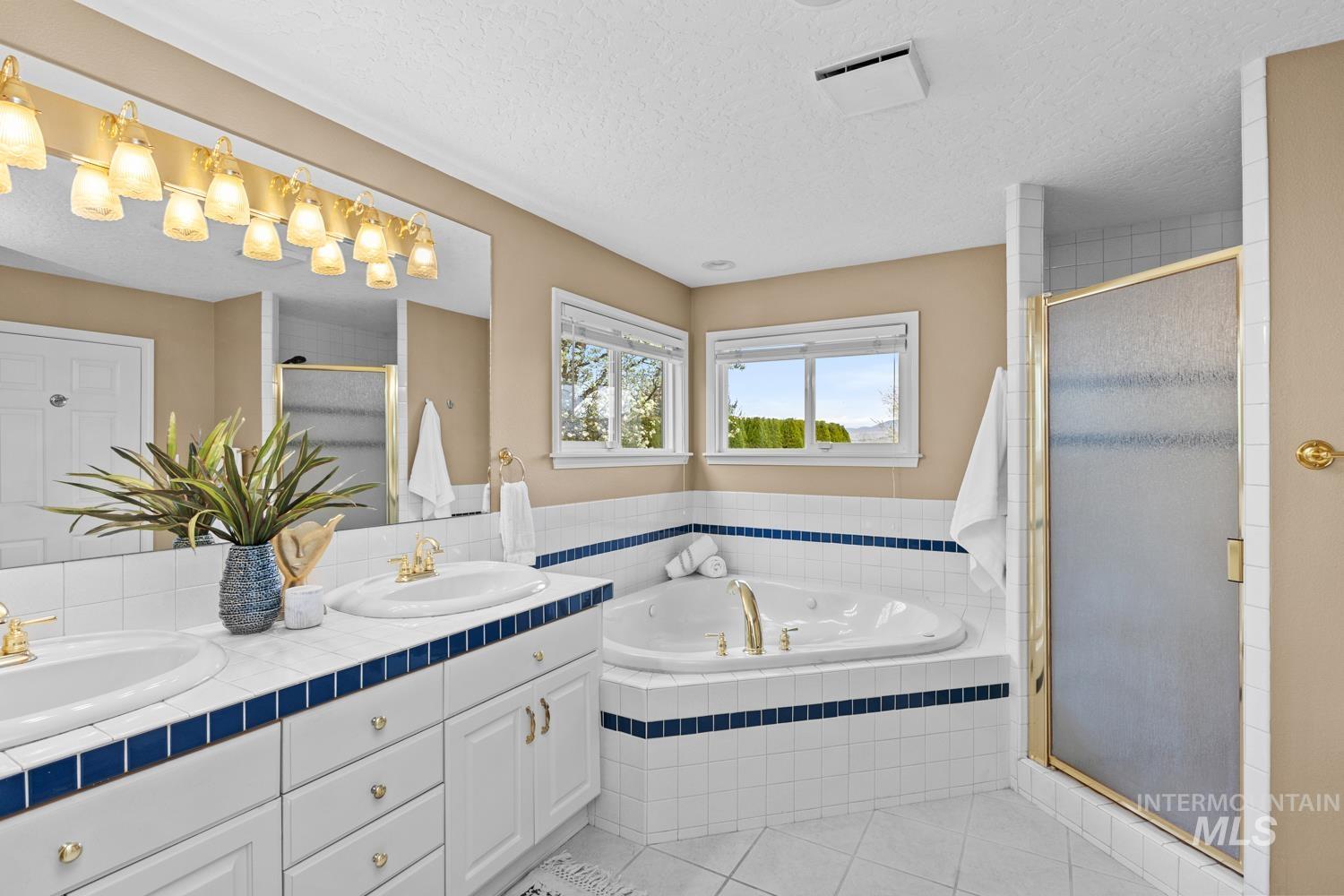 318 E Lake Rim Lane, Boise, Idaho 83716, 3 Bedrooms, 3 Bathrooms, Residential For Sale, Price $1,020,000, 98979723