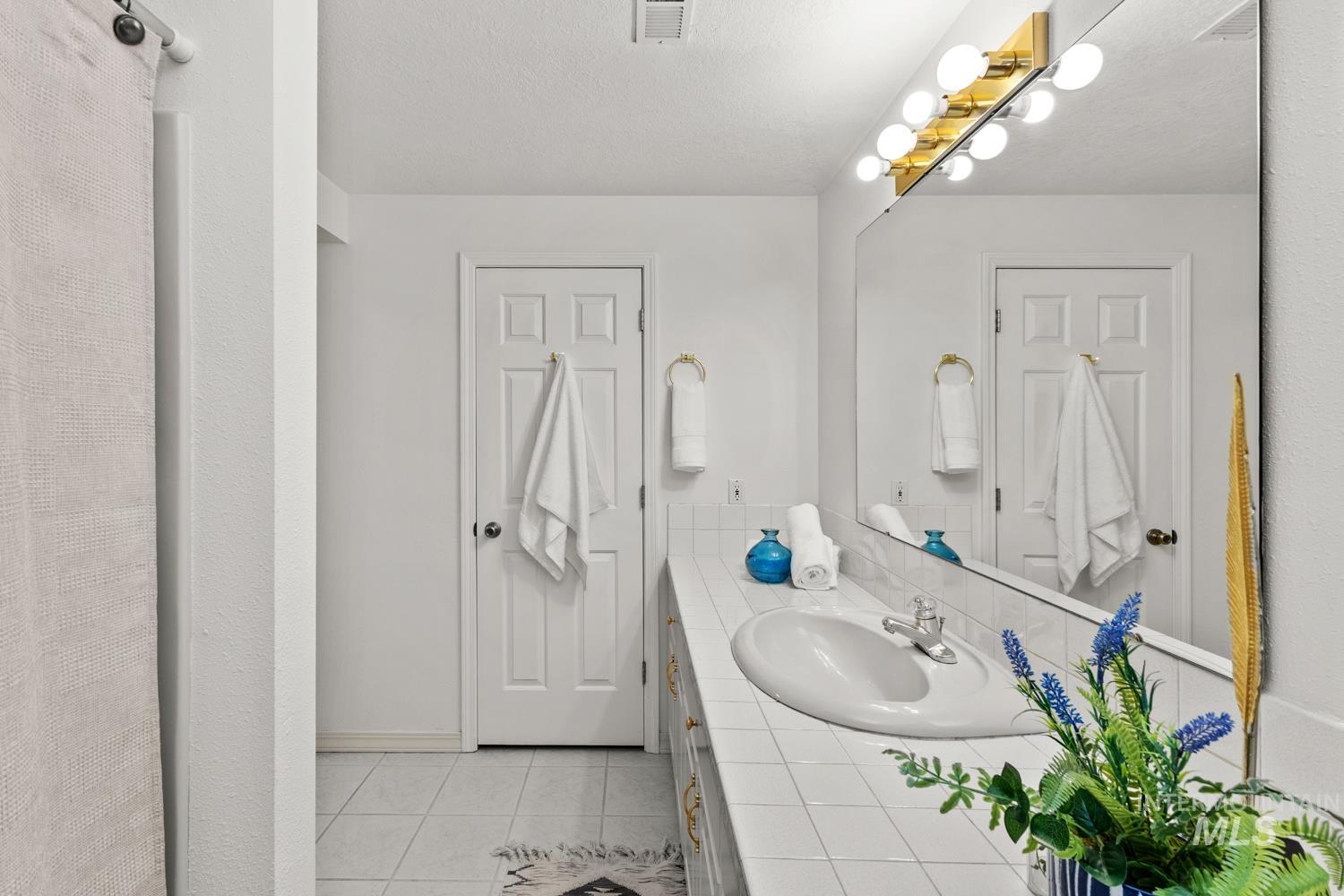 318 E Lake Rim Lane, Boise, Idaho 83716, 3 Bedrooms, 3 Bathrooms, Residential For Sale, Price $1,020,000, 98979723