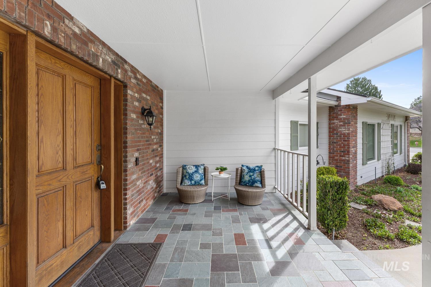 318 E Lake Rim Lane, Boise, Idaho 83716, 3 Bedrooms, 3 Bathrooms, Residential For Sale, Price $1,020,000, 98979723