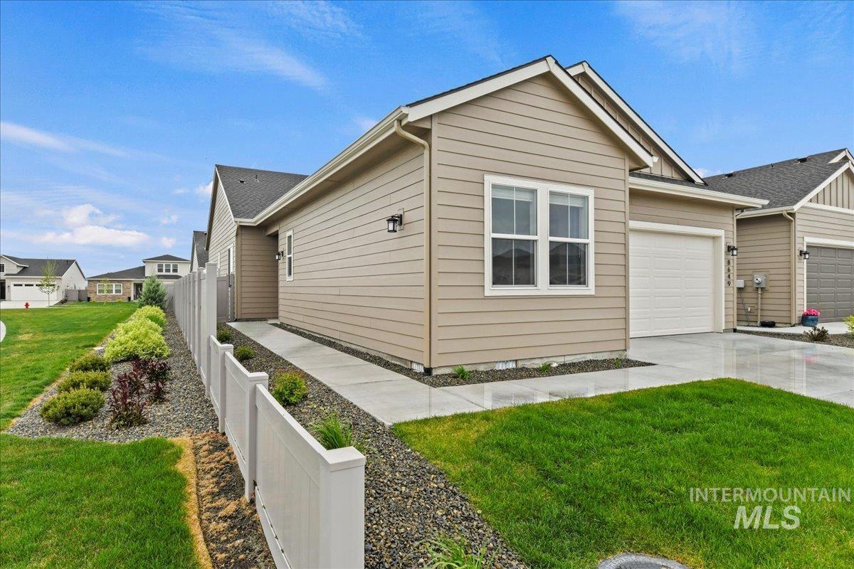 8649 W Chamblee St, Star, Idaho 83669, 2 Bedrooms, 2 Bathrooms, Residential For Sale, Price $528,999,MLS 98979725