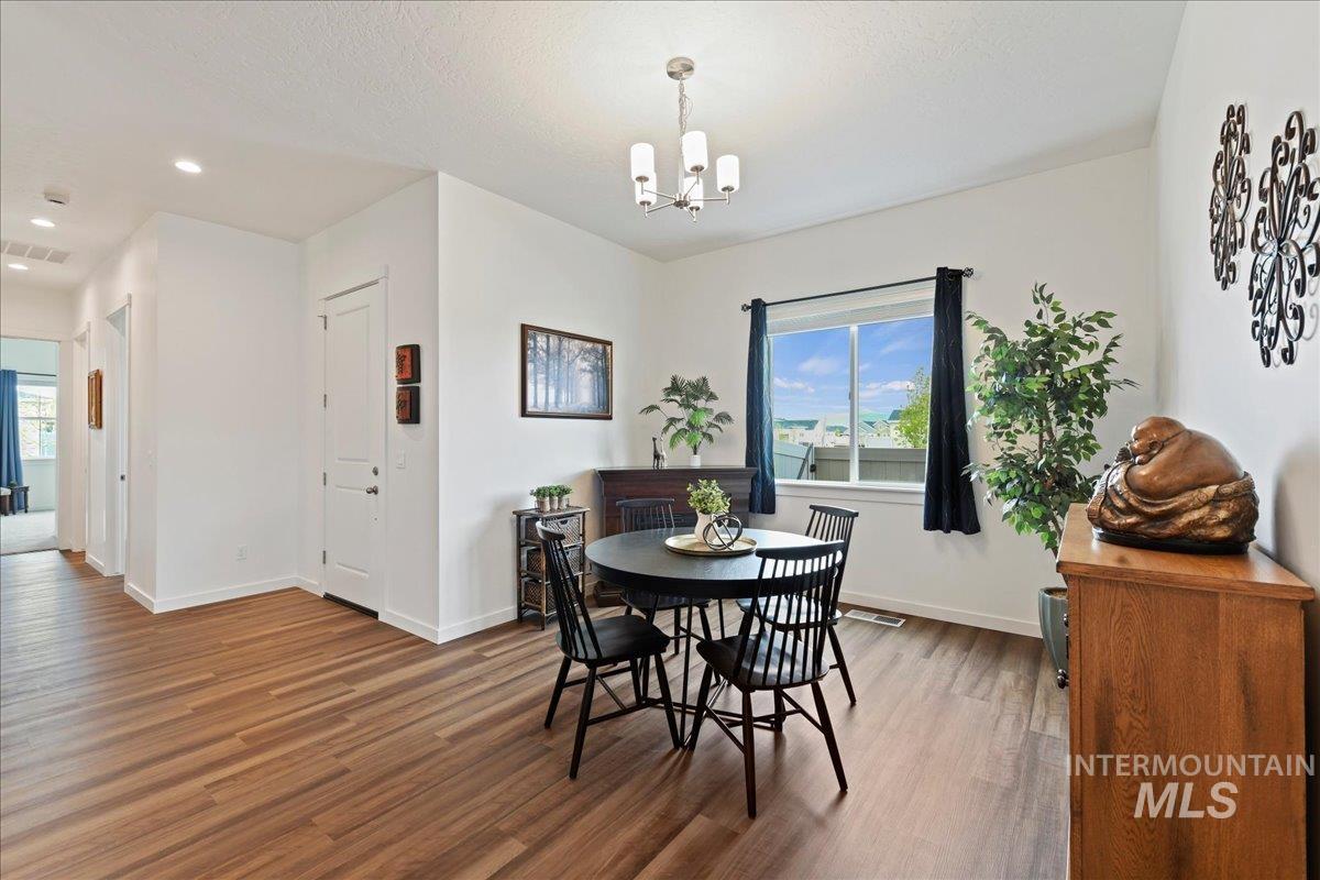 8649 W Chamblee St, Star, Idaho 83669, 2 Bedrooms, 2 Bathrooms, Residential For Sale, Price $528,999,MLS 98979725