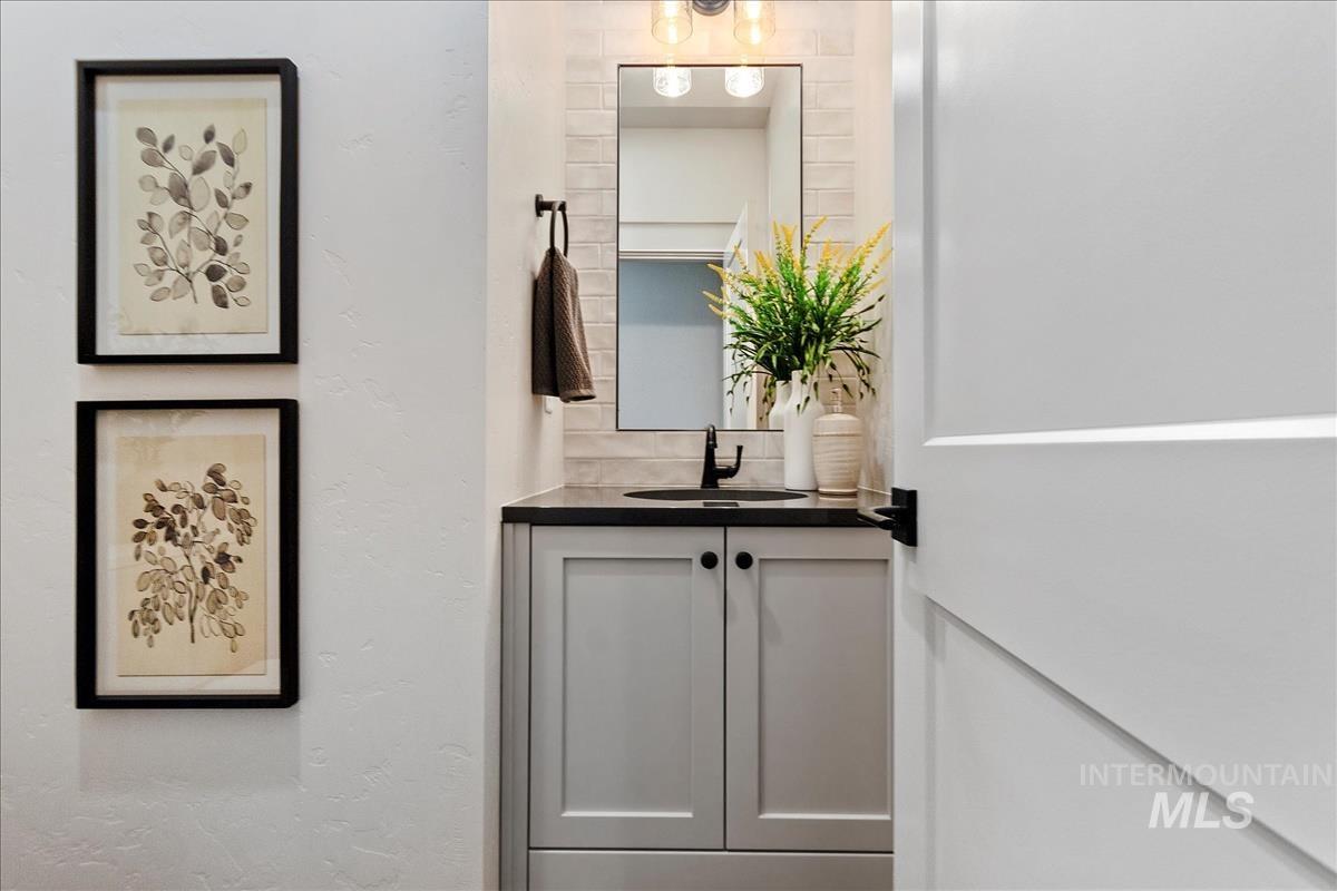 7058 N Canter Trail Ave, Meridian, Idaho 83646, 3 Bedrooms, 2.5 Bathrooms, Residential For Sale, Price $674,900,MLS 98979728