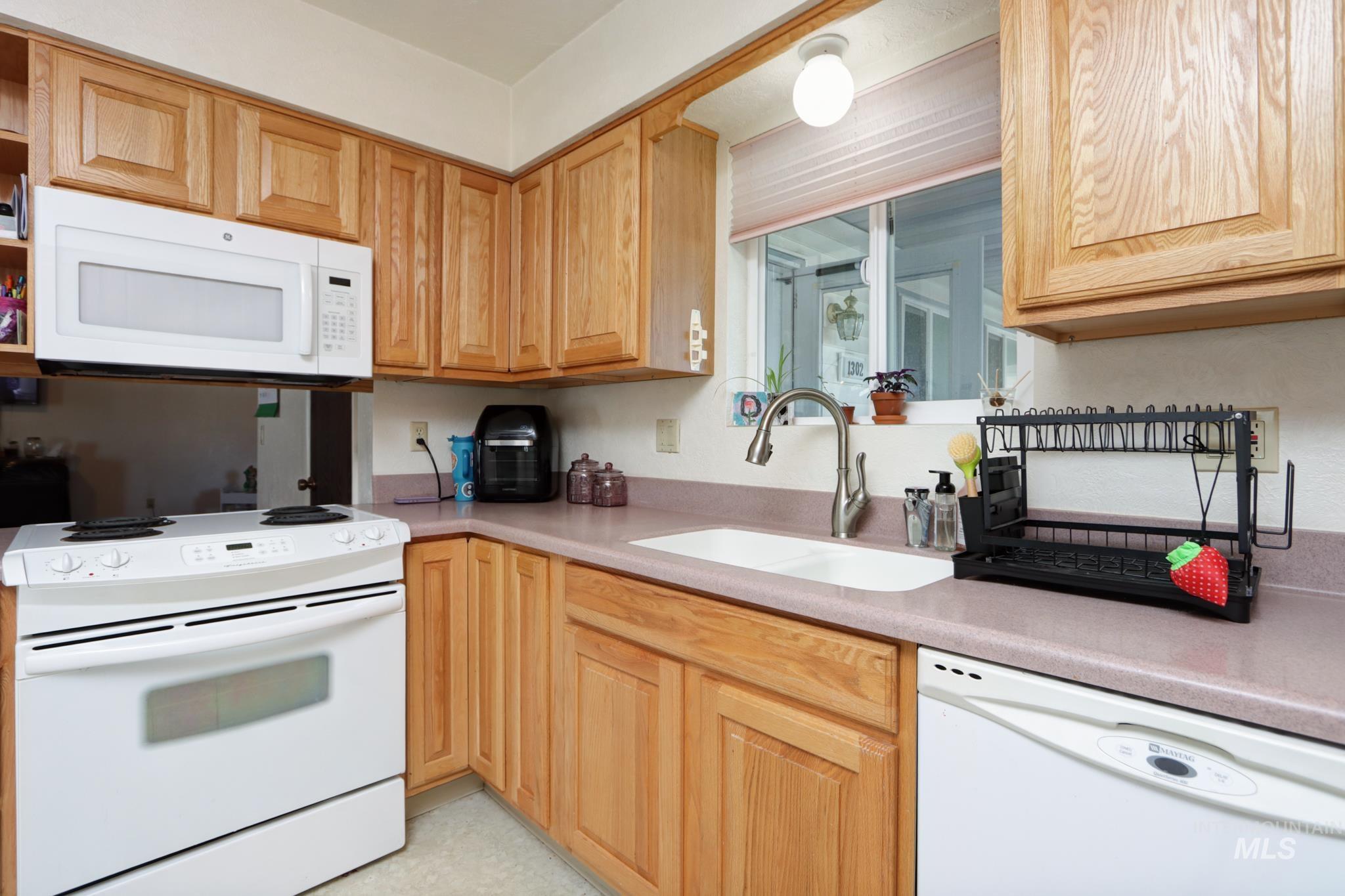 1302 SW 12th St, Ontario, Oregon 97914, 3 Bedrooms, 2 Bathrooms, Residential For Sale, Price $309,000, 98979744