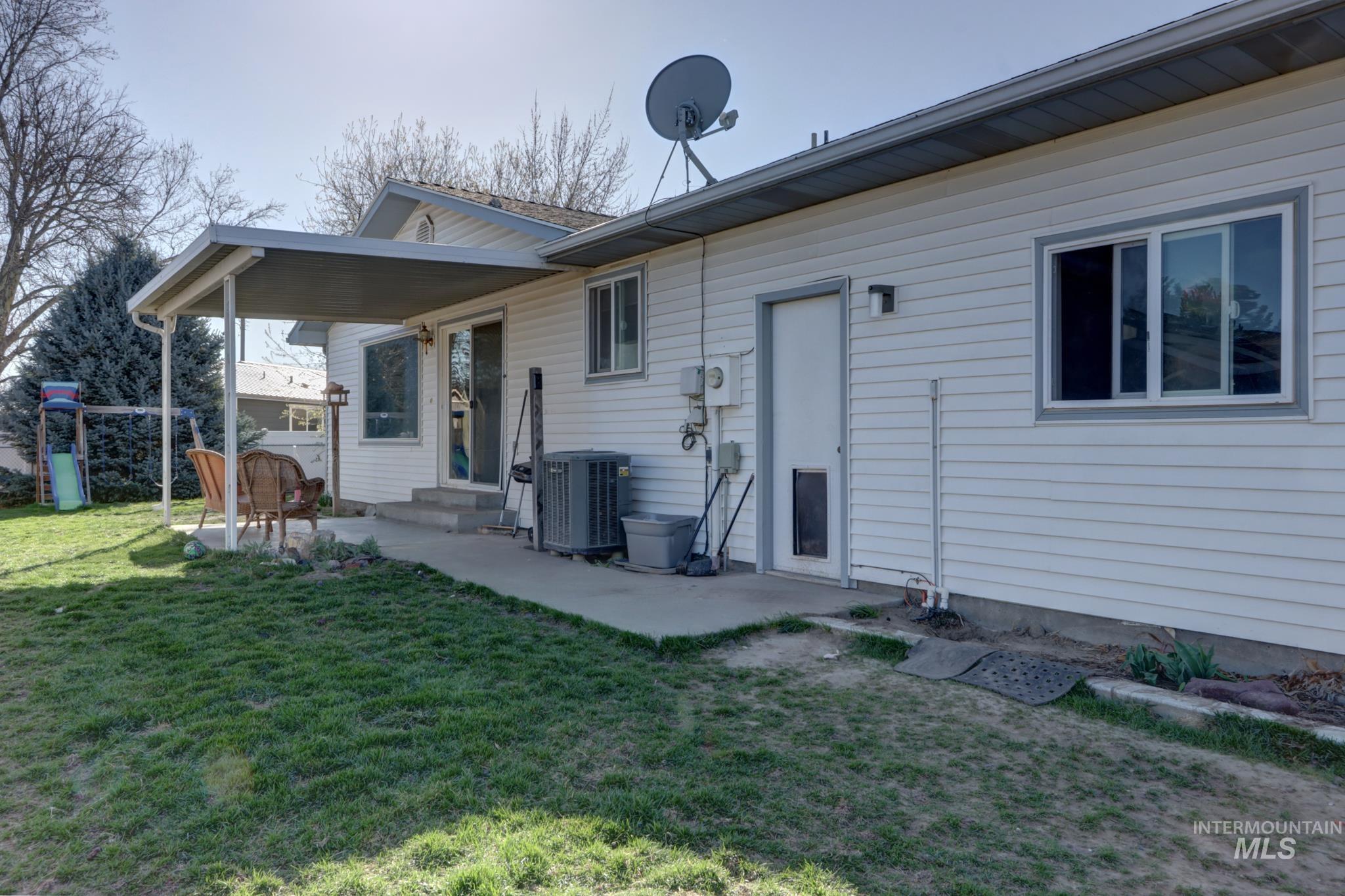 1302 SW 12th St, Ontario, Oregon 97914, 3 Bedrooms, 2 Bathrooms, Residential For Sale, Price $309,000, 98979744