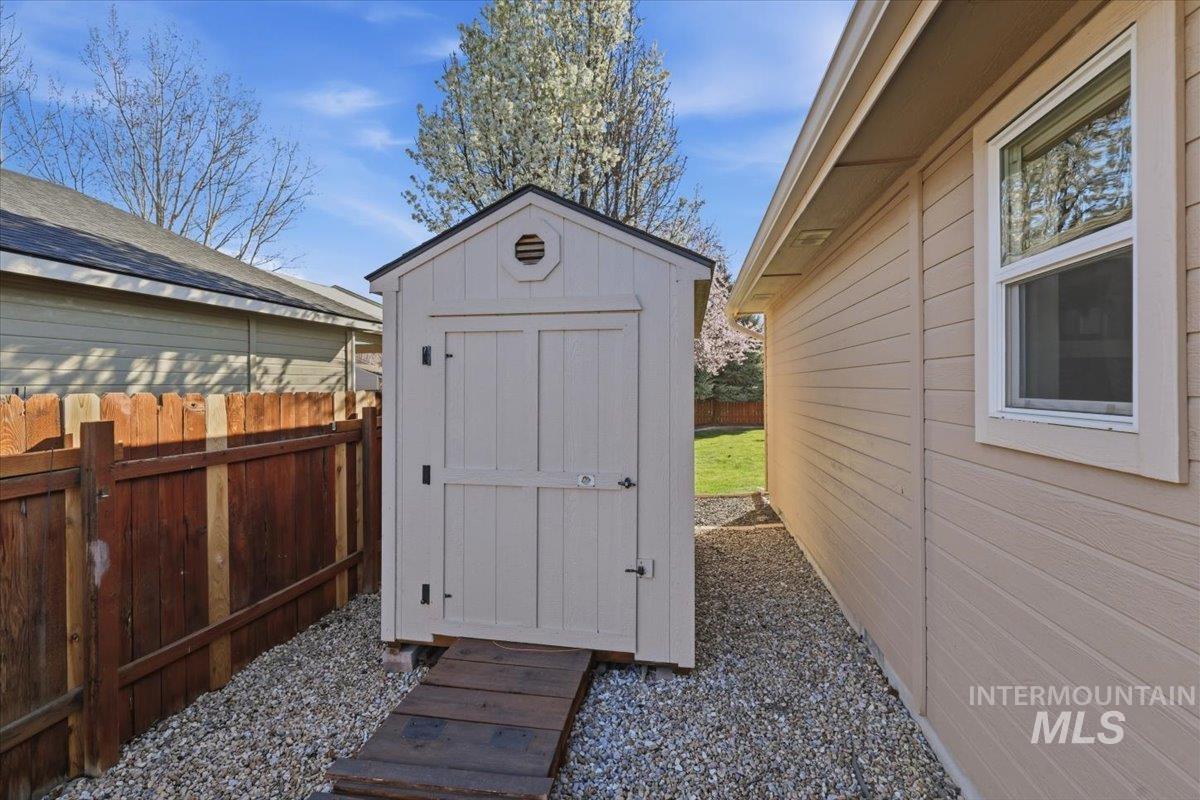 17764 Quiet Springs Ave, Nampa, Idaho 83687, 3 Bedrooms, 2 Bathrooms, Residential For Sale, Price $409,900, 98979762