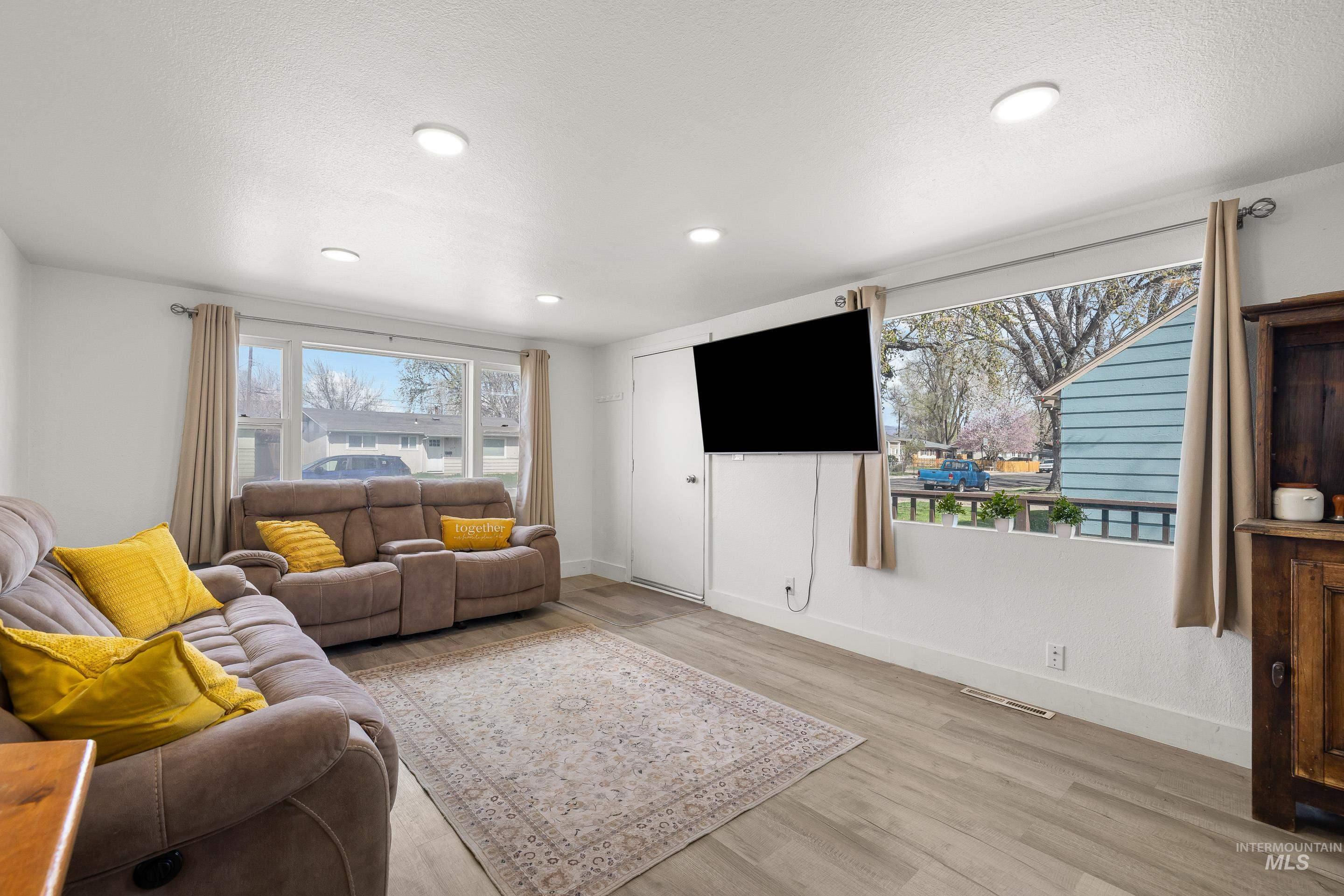 1265 E 4th N, Mountain Home, Idaho 83647-2902, 3 Bedrooms, 1 Bathroom, Residential For Sale, Price $274,990, 98979789