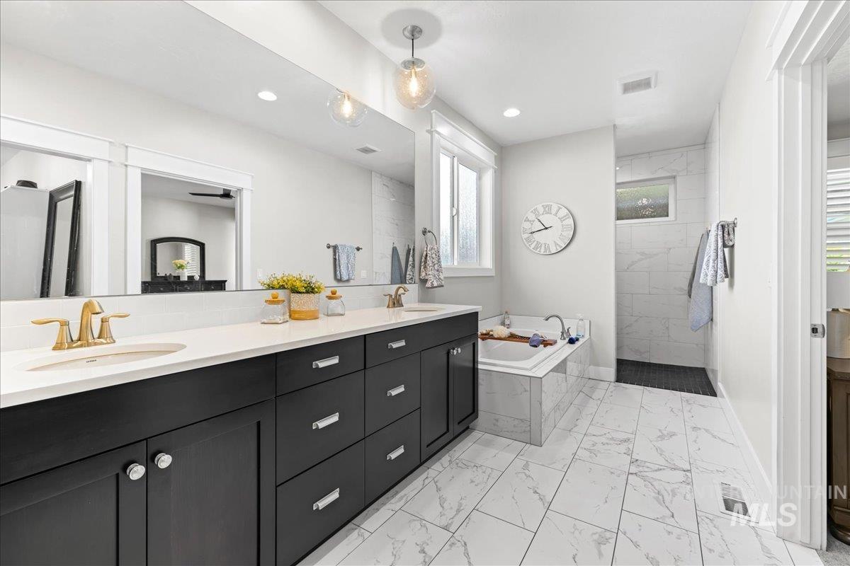 390 Fox Lantern Ct, Middleton, Idaho 83644, 4 Bedrooms, 2.5 Bathrooms, Residential For Sale, Price $760,000, 98979808