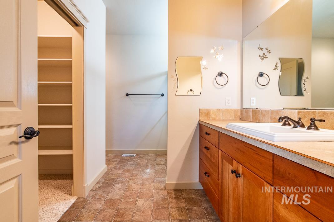 727 Sedgewick St, Meridian, Idaho 83646, 3 Bedrooms, 2 Bathrooms, Residential For Sale, Price $458,900, 98979831