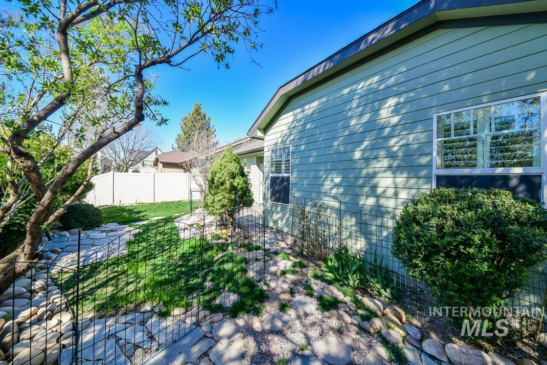727 Sedgewick St, Meridian, Idaho 83646, 3 Bedrooms, 2 Bathrooms, Residential For Sale, Price $458,900, 98979831