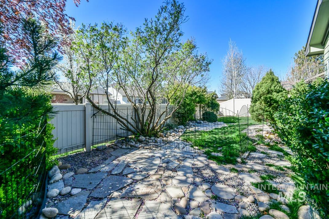 727 Sedgewick St, Meridian, Idaho 83646, 3 Bedrooms, 2 Bathrooms, Residential For Sale, Price $458,900, 98979831