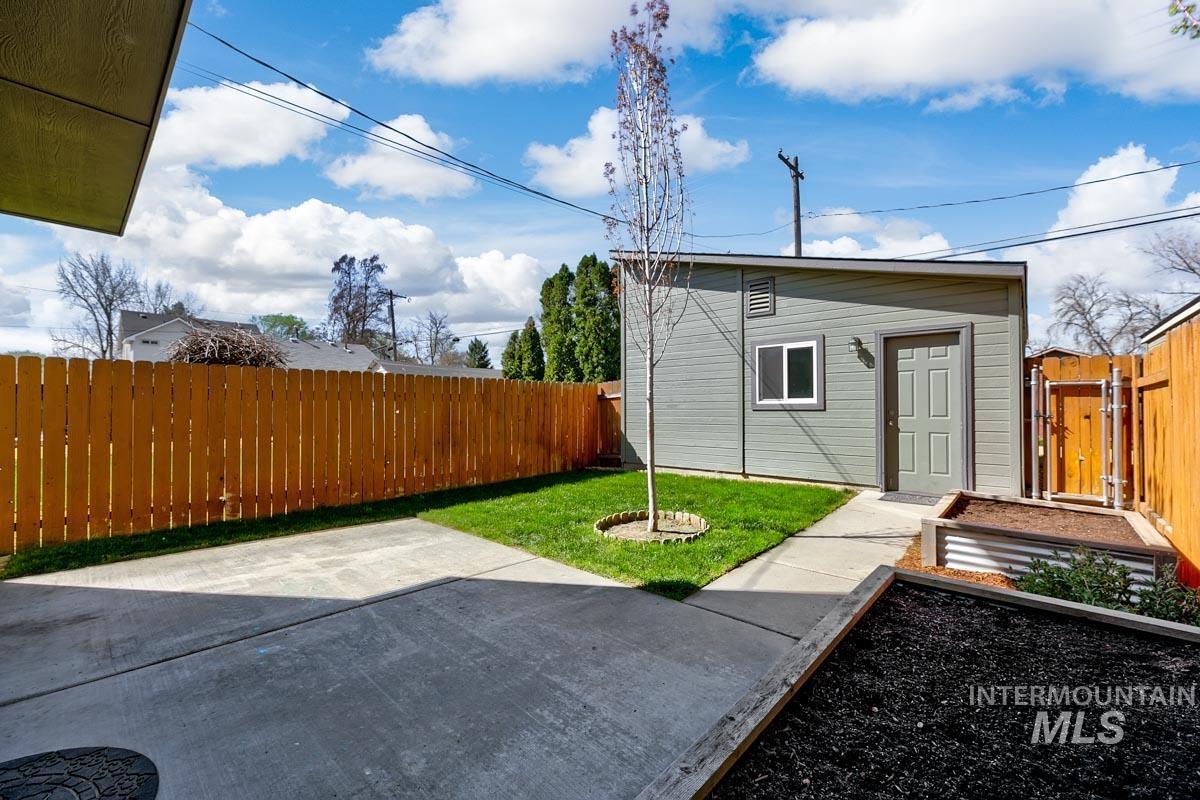 2045 S Gourley St., Boise, Idaho 83705, 2 Bedrooms, 2 Bathrooms, Residential For Sale, Price $439,900,MLS 98979846