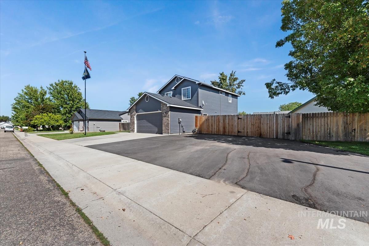 1050 N Haven Cove Ave., Meridian, Idaho 83642, 3 Bedrooms, 2.5 Bathrooms, Residential For Sale, Price $440,000,MLS 98979863