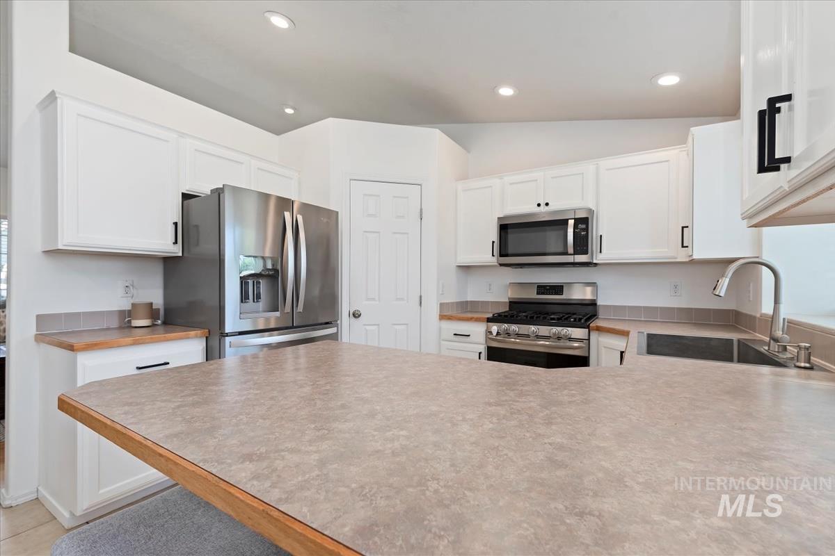 1050 N Haven Cove Ave., Meridian, Idaho 83642, 3 Bedrooms, 2.5 Bathrooms, Residential For Sale, Price $440,000,MLS 98979863