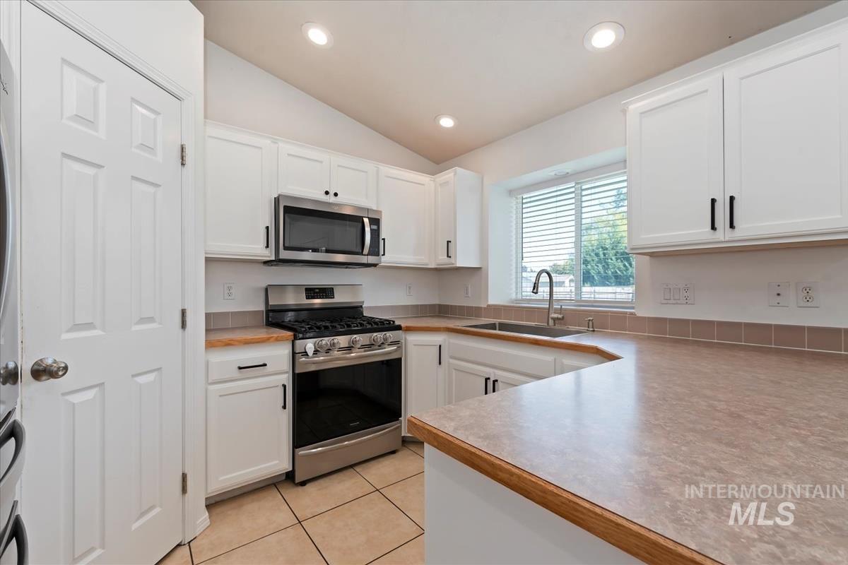 1050 N Haven Cove Ave., Meridian, Idaho 83642, 3 Bedrooms, 2.5 Bathrooms, Residential For Sale, Price $440,000,MLS 98979863