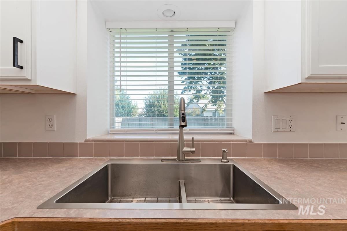 1050 N Haven Cove Ave., Meridian, Idaho 83642, 3 Bedrooms, 2.5 Bathrooms, Residential For Sale, Price $440,000,MLS 98979863