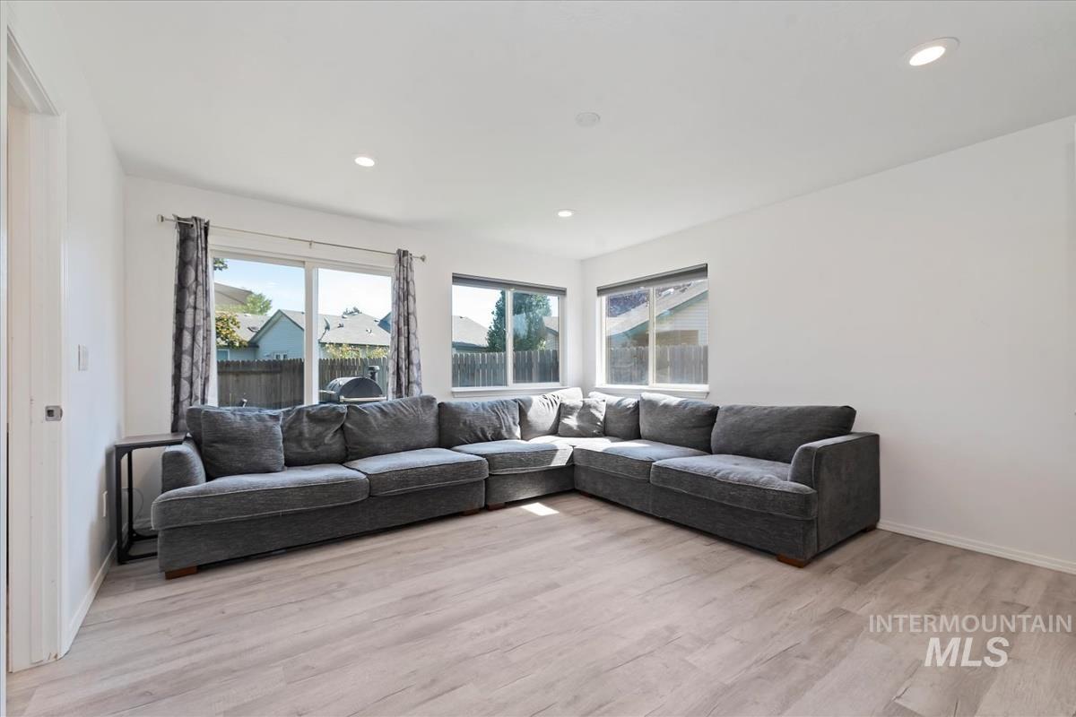 1050 N Haven Cove Ave., Meridian, Idaho 83642, 3 Bedrooms, 2.5 Bathrooms, Residential For Sale, Price $440,000,MLS 98979863