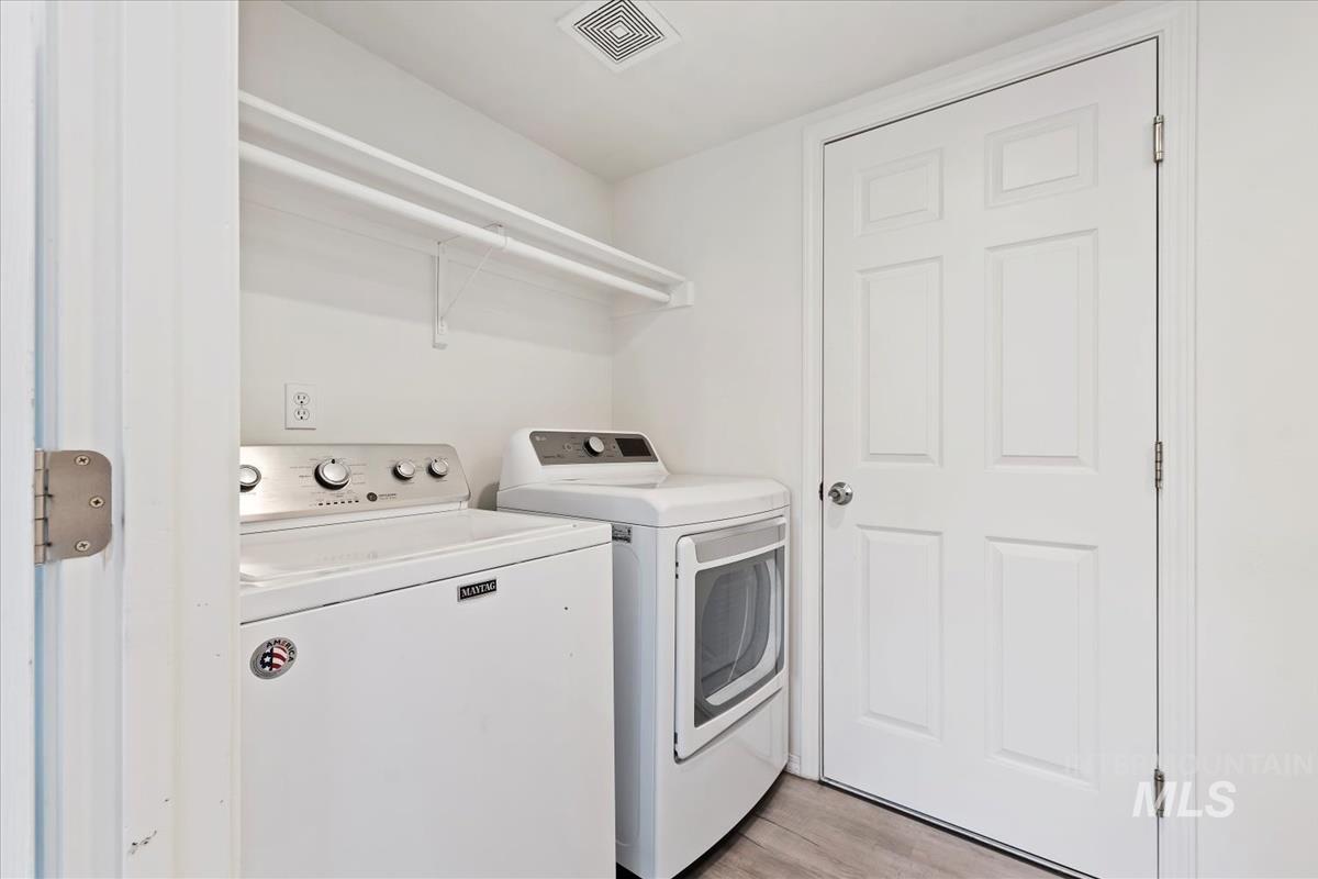 1050 N Haven Cove Ave., Meridian, Idaho 83642, 3 Bedrooms, 2.5 Bathrooms, Residential For Sale, Price $440,000,MLS 98979863