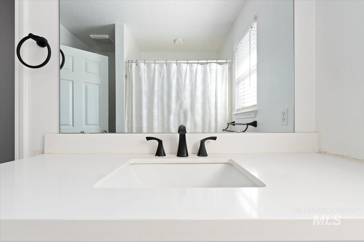 1050 N Haven Cove Ave., Meridian, Idaho 83642, 3 Bedrooms, 2.5 Bathrooms, Residential For Sale, Price $440,000,MLS 98979863