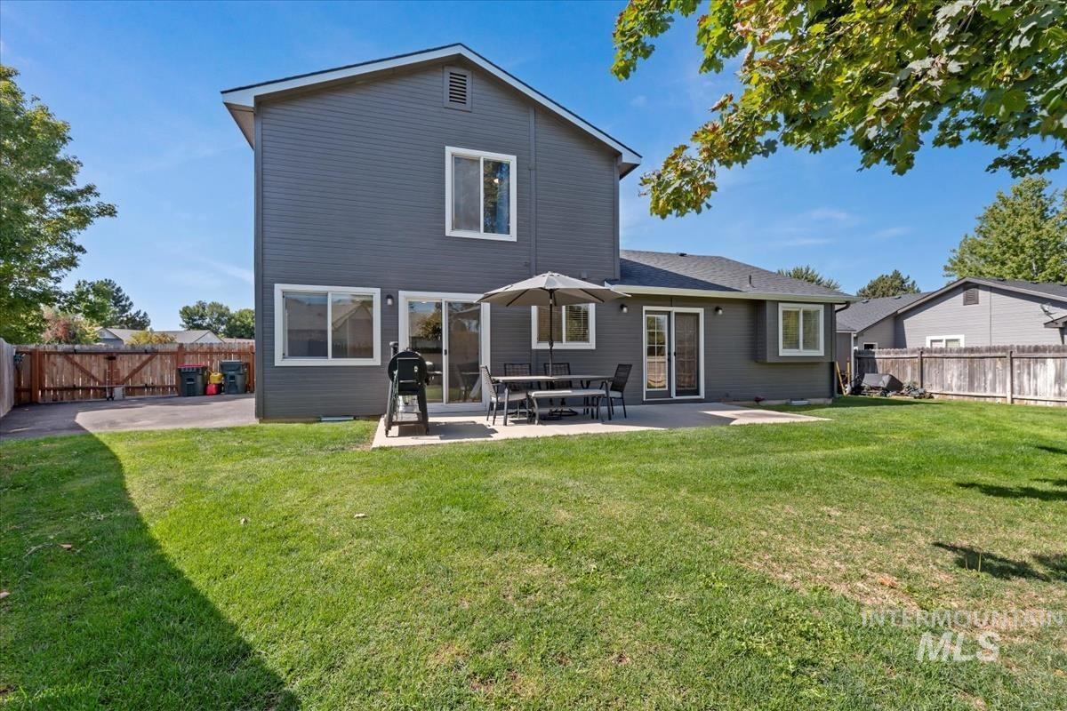 1050 N Haven Cove Ave., Meridian, Idaho 83642, 3 Bedrooms, 2.5 Bathrooms, Residential For Sale, Price $440,000,MLS 98979863