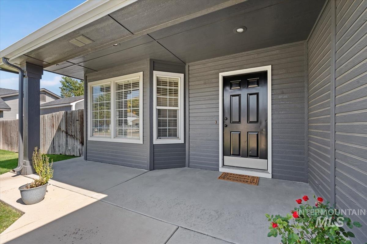 1050 N Haven Cove Ave., Meridian, Idaho 83642, 3 Bedrooms, 2.5 Bathrooms, Residential For Sale, Price $440,000,MLS 98979863