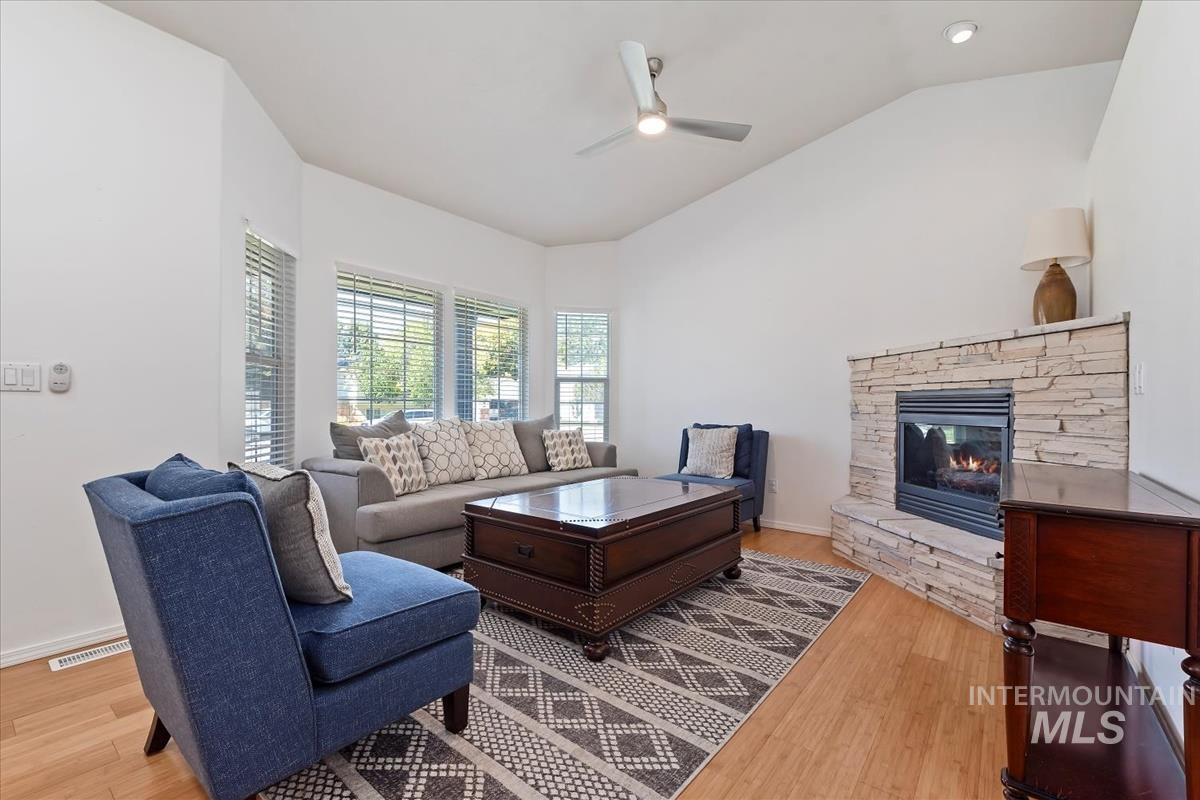 1050 N Haven Cove Ave., Meridian, Idaho 83642, 3 Bedrooms, 2.5 Bathrooms, Residential For Sale, Price $440,000,MLS 98979863