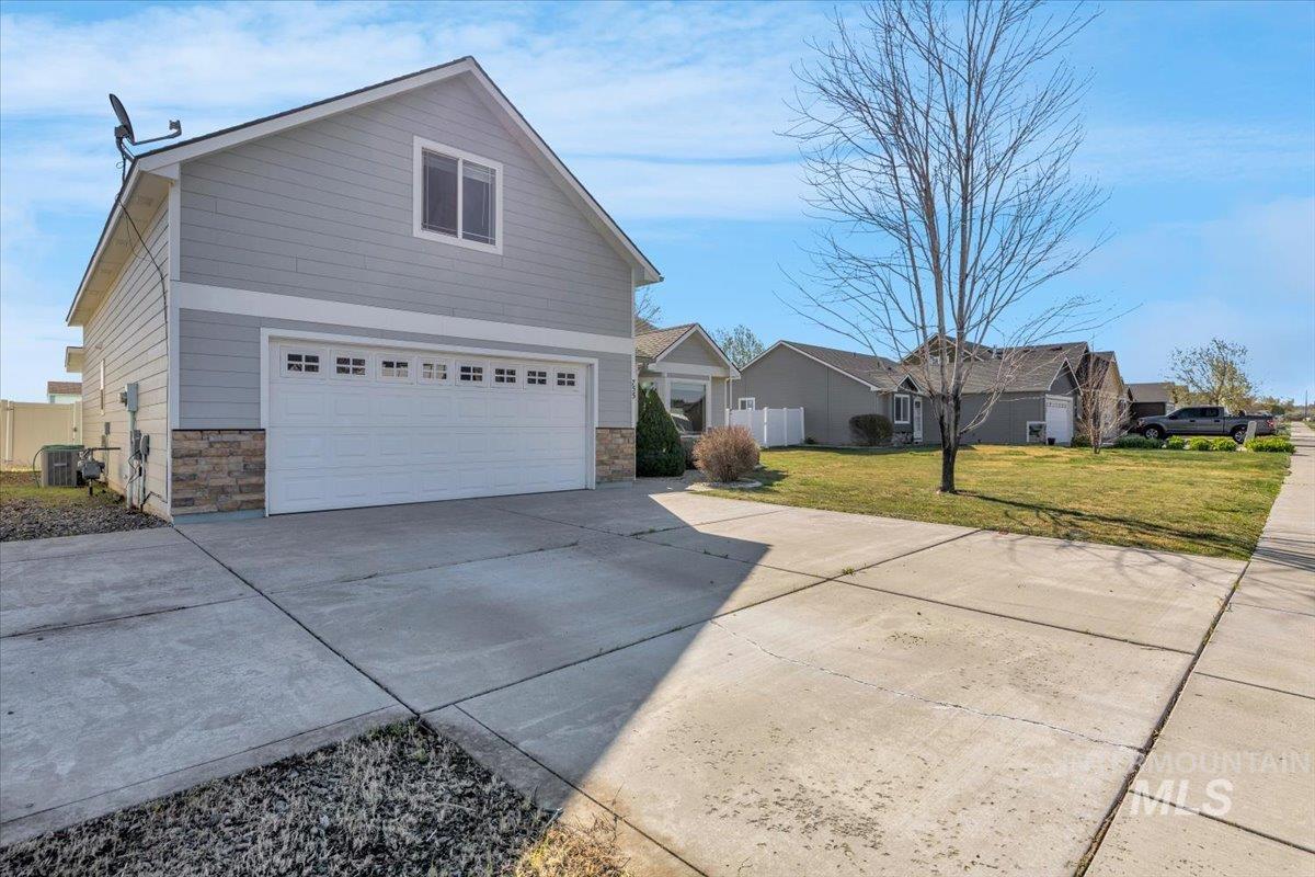 755 Gregory Way, Twin Falls, Idaho 83301-8556, 4 Bedrooms, 2.5 Bathrooms, Residential For Sale, Price $395,000, 98979884