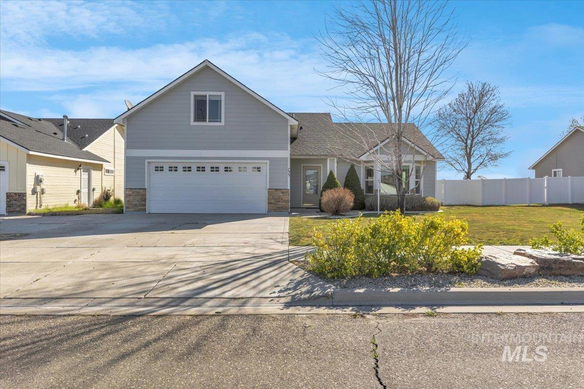 755 Gregory Way, Twin Falls, Idaho 83301-8556, 4 Bedrooms, 2.5 Bathrooms, Residential For Sale, Price $395,000, 98979884