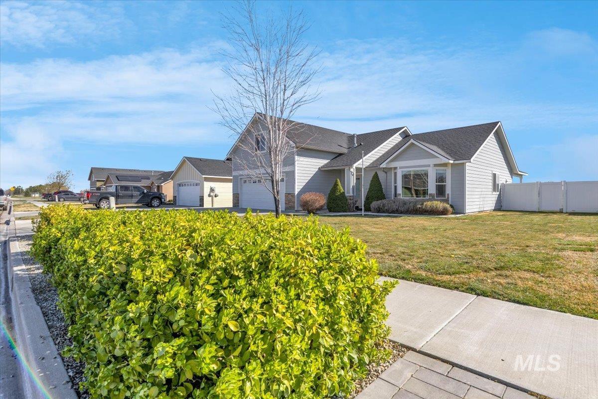 755 Gregory Way, Twin Falls, Idaho 83301-8556, 4 Bedrooms, 2.5 Bathrooms, Residential For Sale, Price $395,000, 98979884