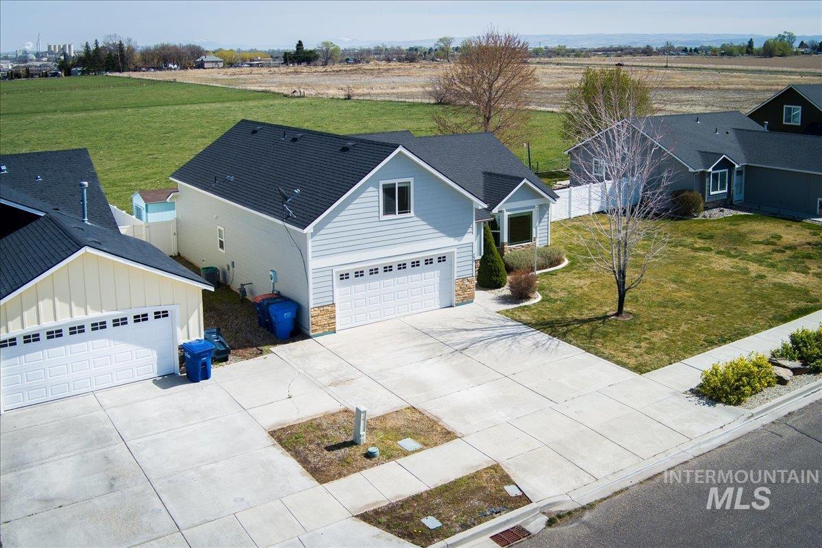 755 Gregory Way, Twin Falls, Idaho 83301-8556, 4 Bedrooms, 2.5 Bathrooms, Residential For Sale, Price $395,000, 98979884