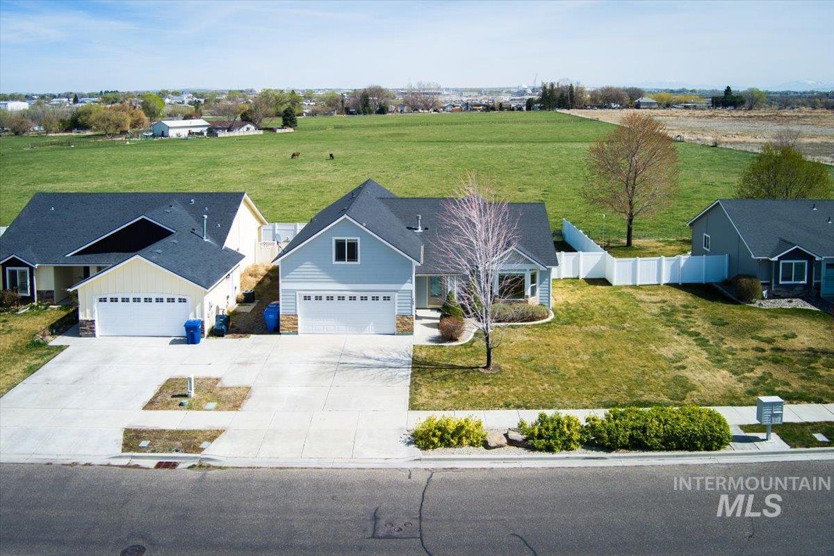 755 Gregory Way, Twin Falls, Idaho 83301-8556, 4 Bedrooms, 2.5 Bathrooms, Residential For Sale, Price $395,000, 98979884