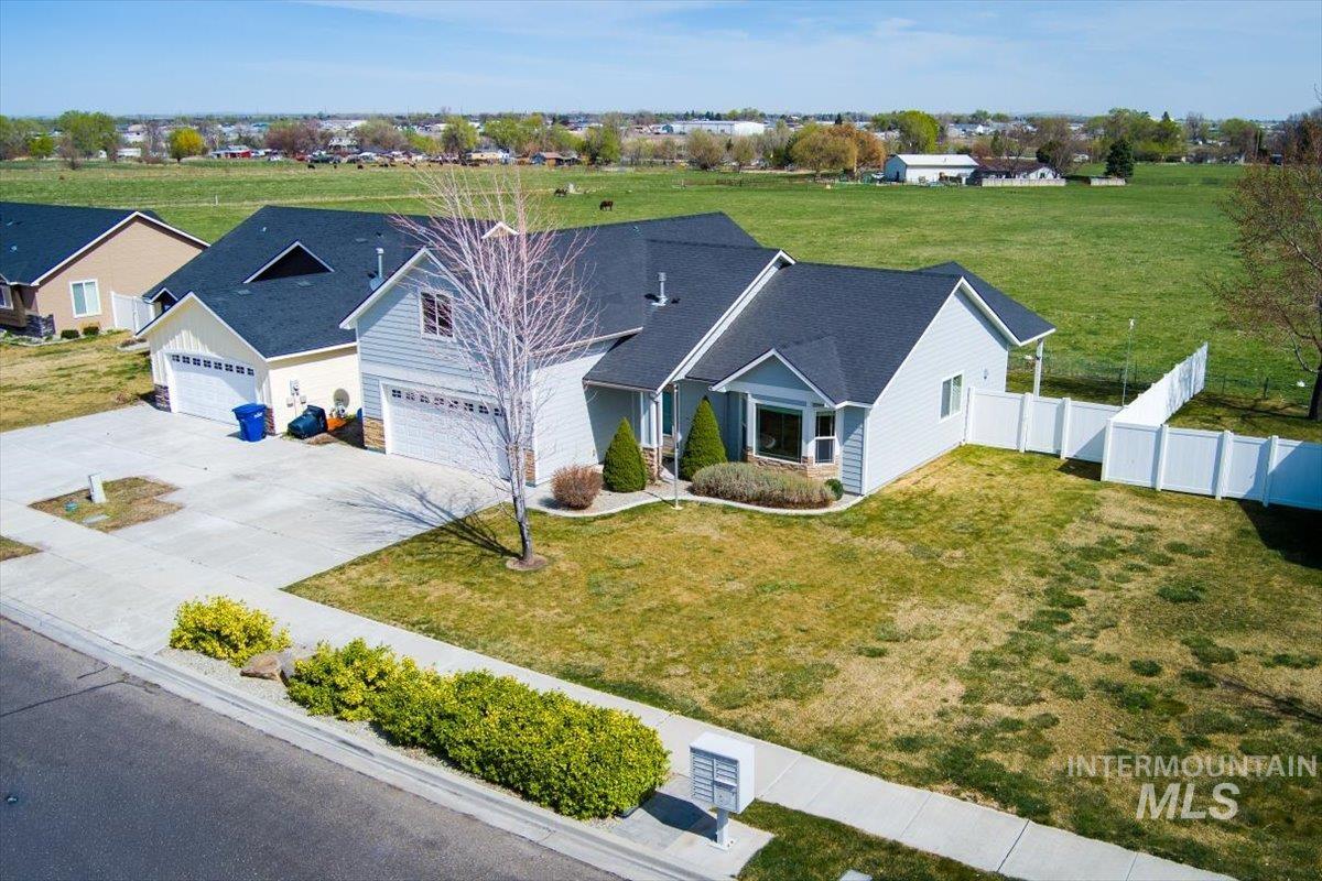 755 Gregory Way, Twin Falls, Idaho 83301-8556, 4 Bedrooms, 2.5 Bathrooms, Residential For Sale, Price $395,000, 98979884