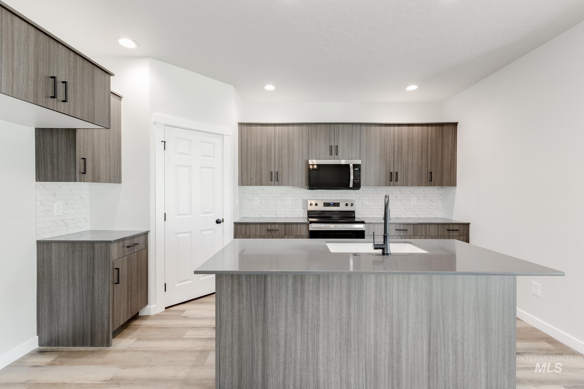 6699 W Fairy Falls Dr, Meridian, Idaho 83646, 3 Bedrooms, 2.5 Bathrooms, Residential For Sale, Price $469,990, 98979900