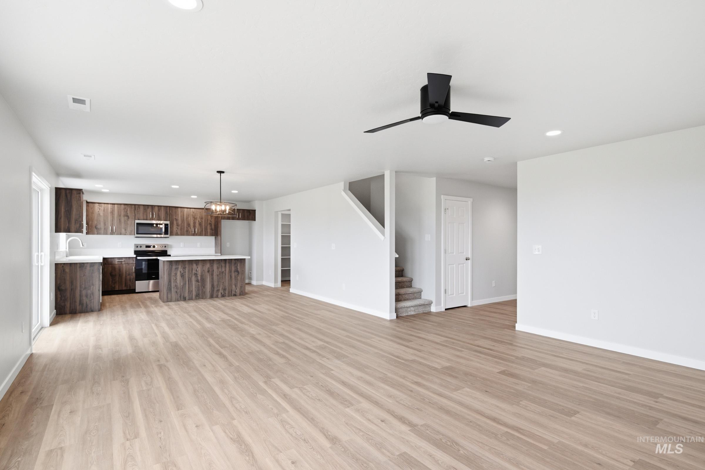 1070 Woods Bog Ave, Middleton, Idaho 83644, 5 Bedrooms, 3 Bathrooms, Residential For Sale, Price $549,990, 98979910